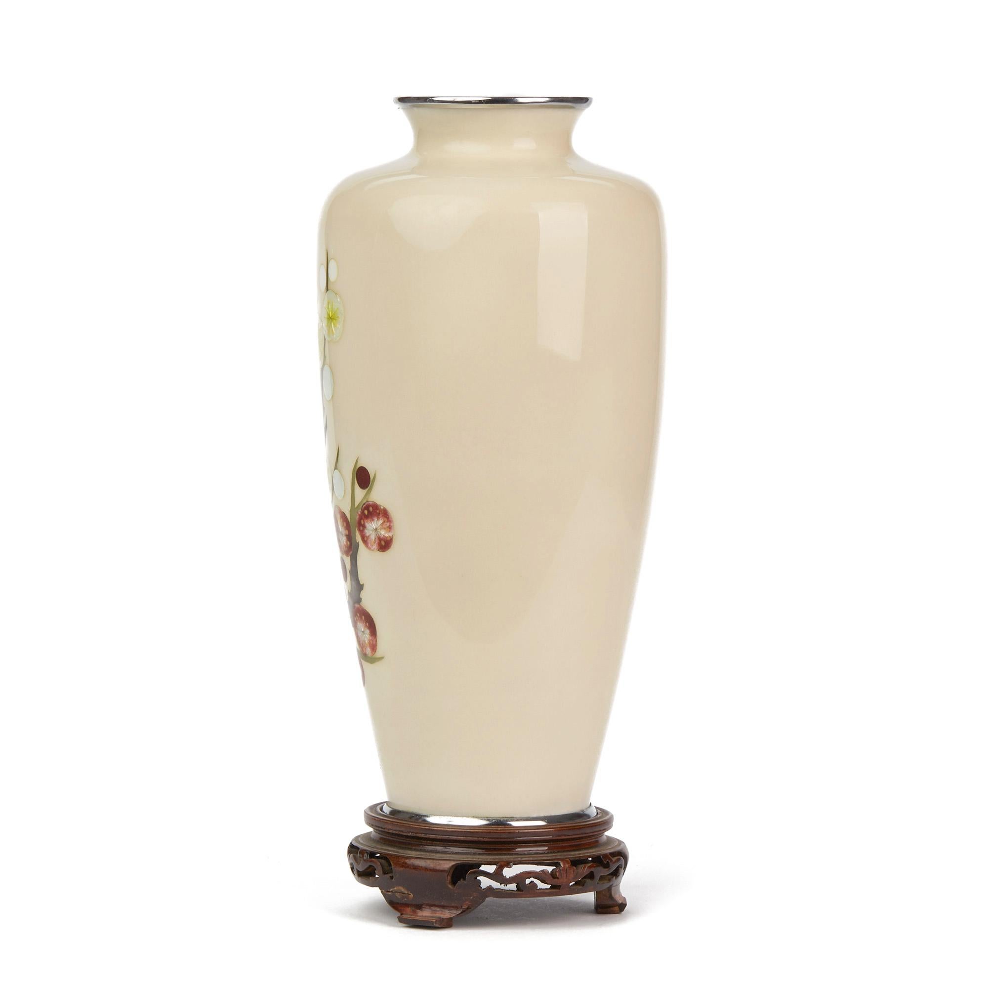 Tamura Japanese Showa Period Hawthorn Decorated Cloisonné Vase, circa 1930 3