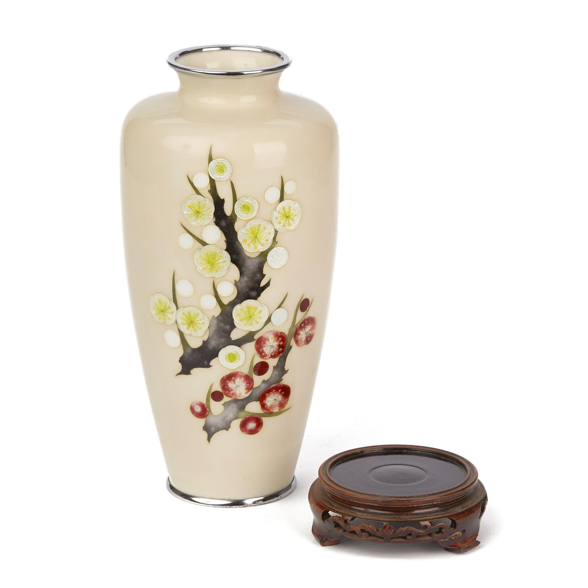 Cloissoné Tamura Japanese Showa Period Hawthorn Decorated Cloisonné Vase, circa 1930