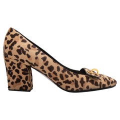 Décolleté in cavallino con stampa leopardata nera e marrone di Christian Dior. Hardware in tonalità oro