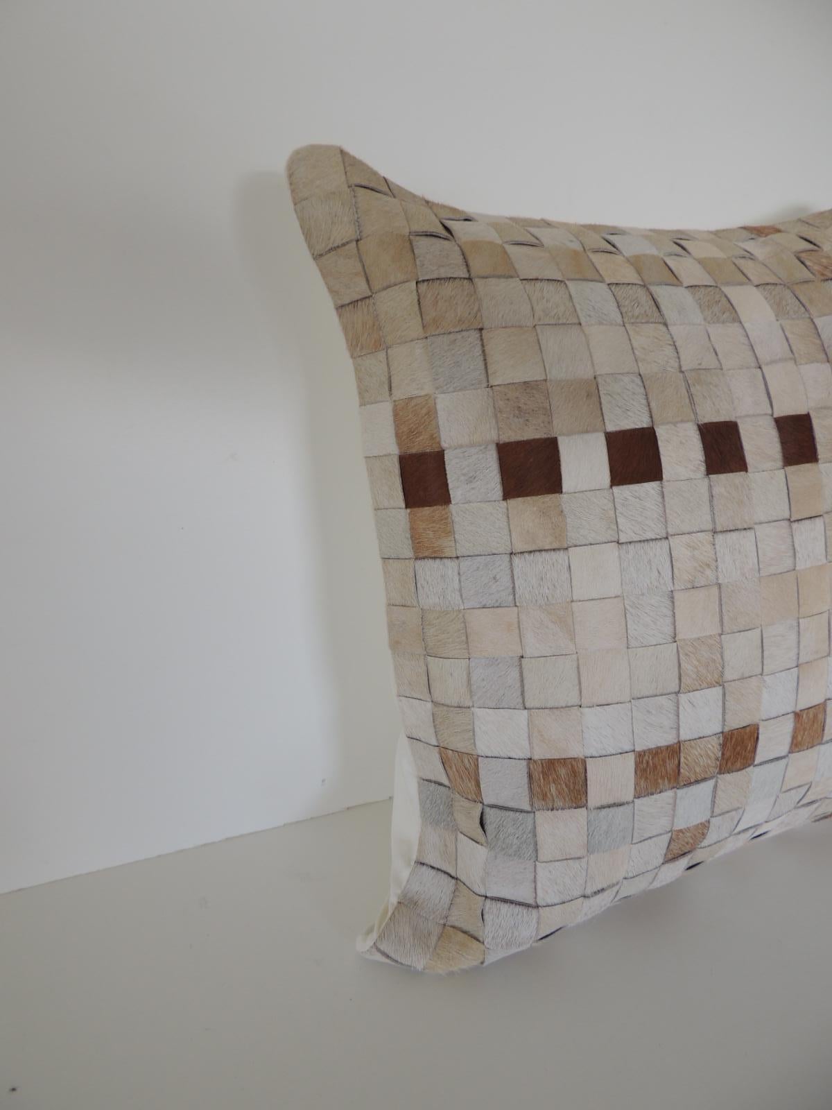 Tan and brown cowhide basket weave decorative pillow.
Natural color cotton backing, zipper closure.
Soft poly filled inserts.
Size: 18 x 18 x 6.