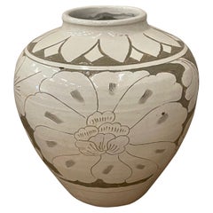 Jarrón con forma de cuenco en relieve color tostado y crema, China, Contemporáneo