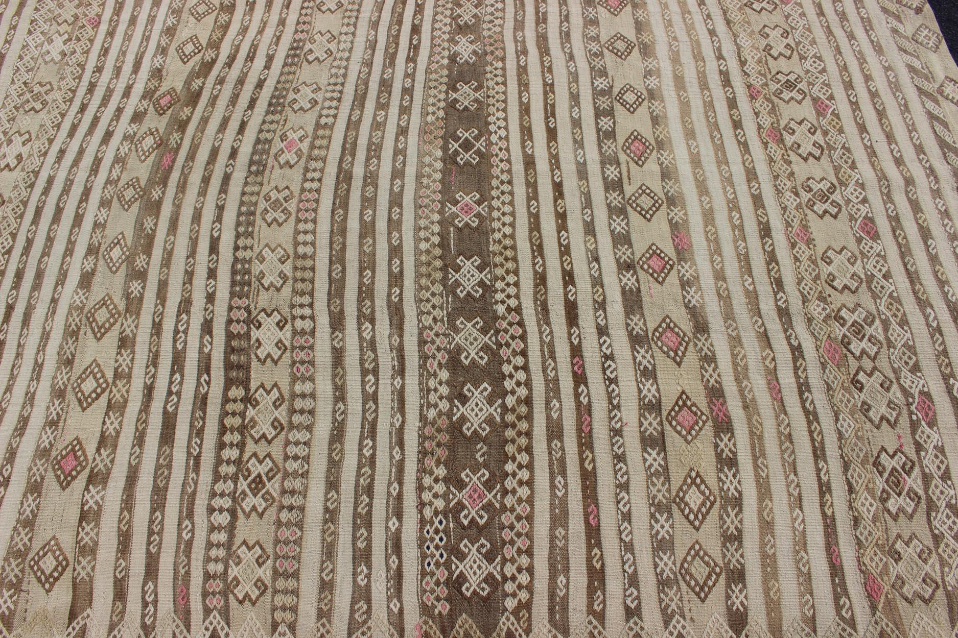 Tan und Rosa Vintage Kilim im Angebot 4