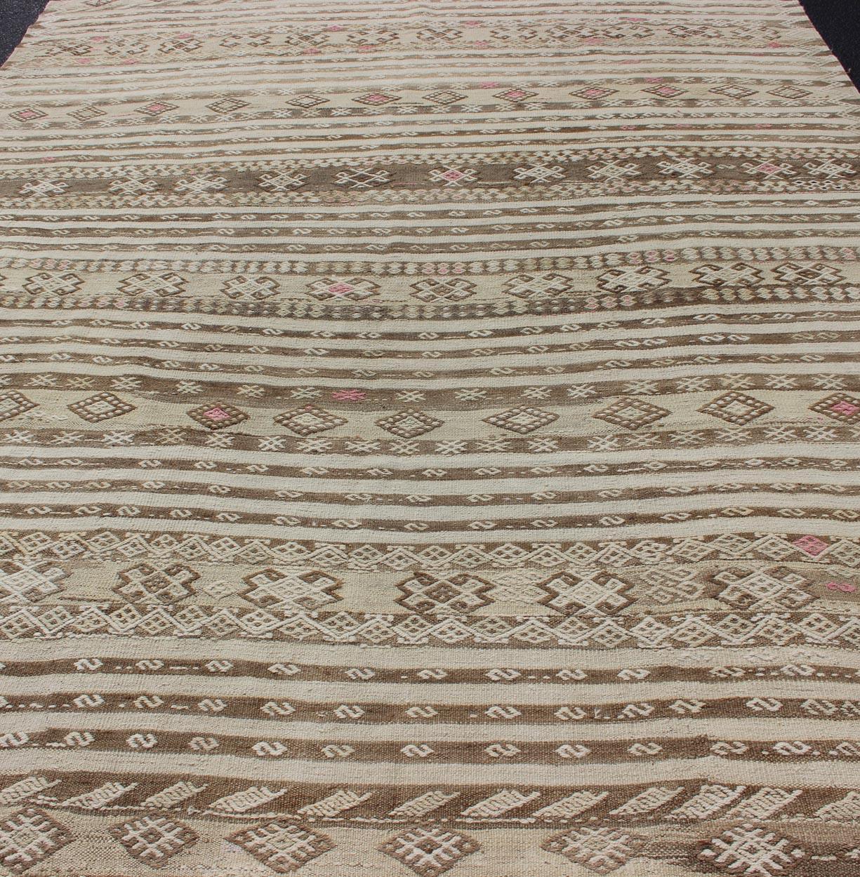 Tan und Rosa Vintage Kilim (20. Jahrhundert) im Angebot