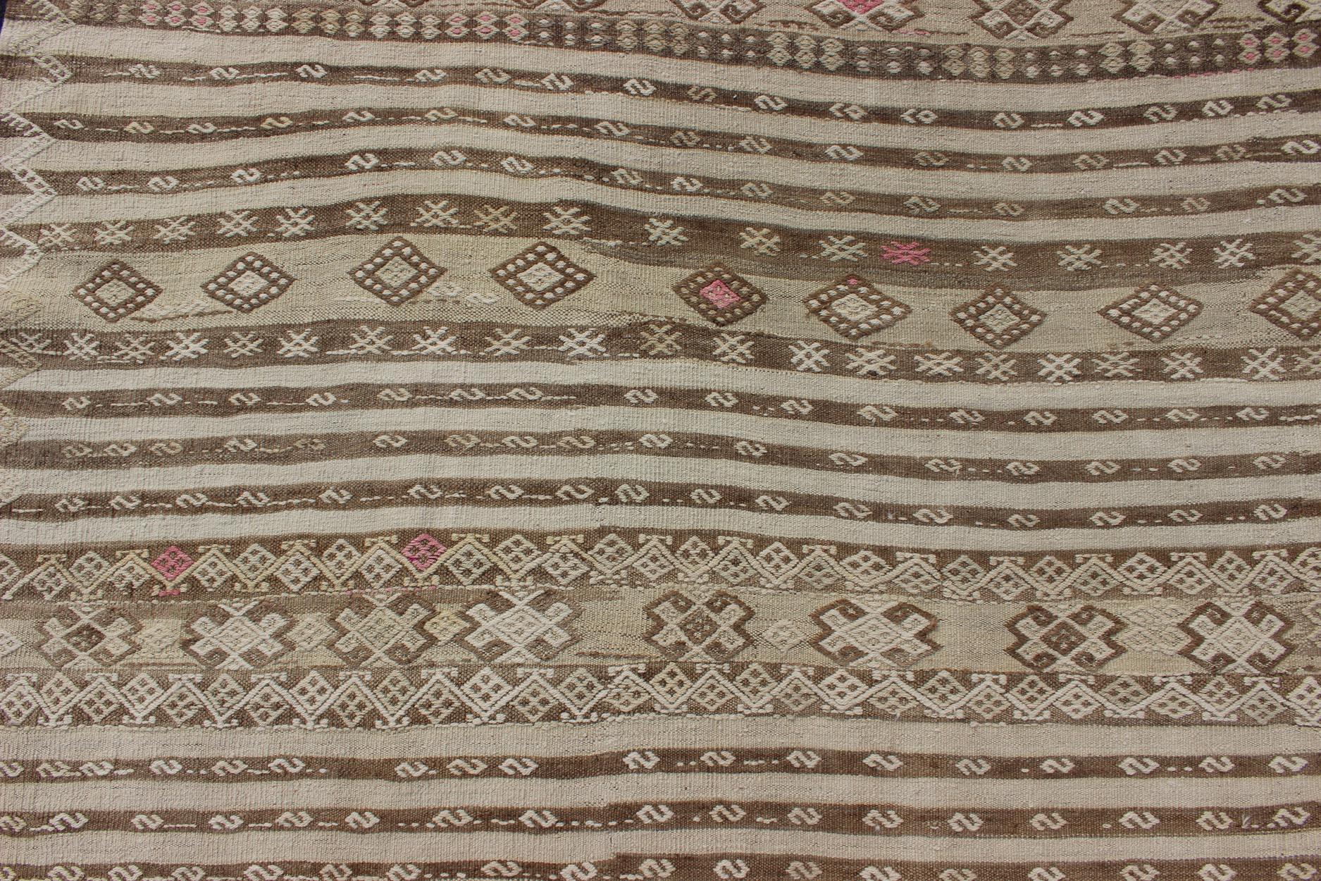 Tan und Rosa Vintage Kilim im Angebot 1