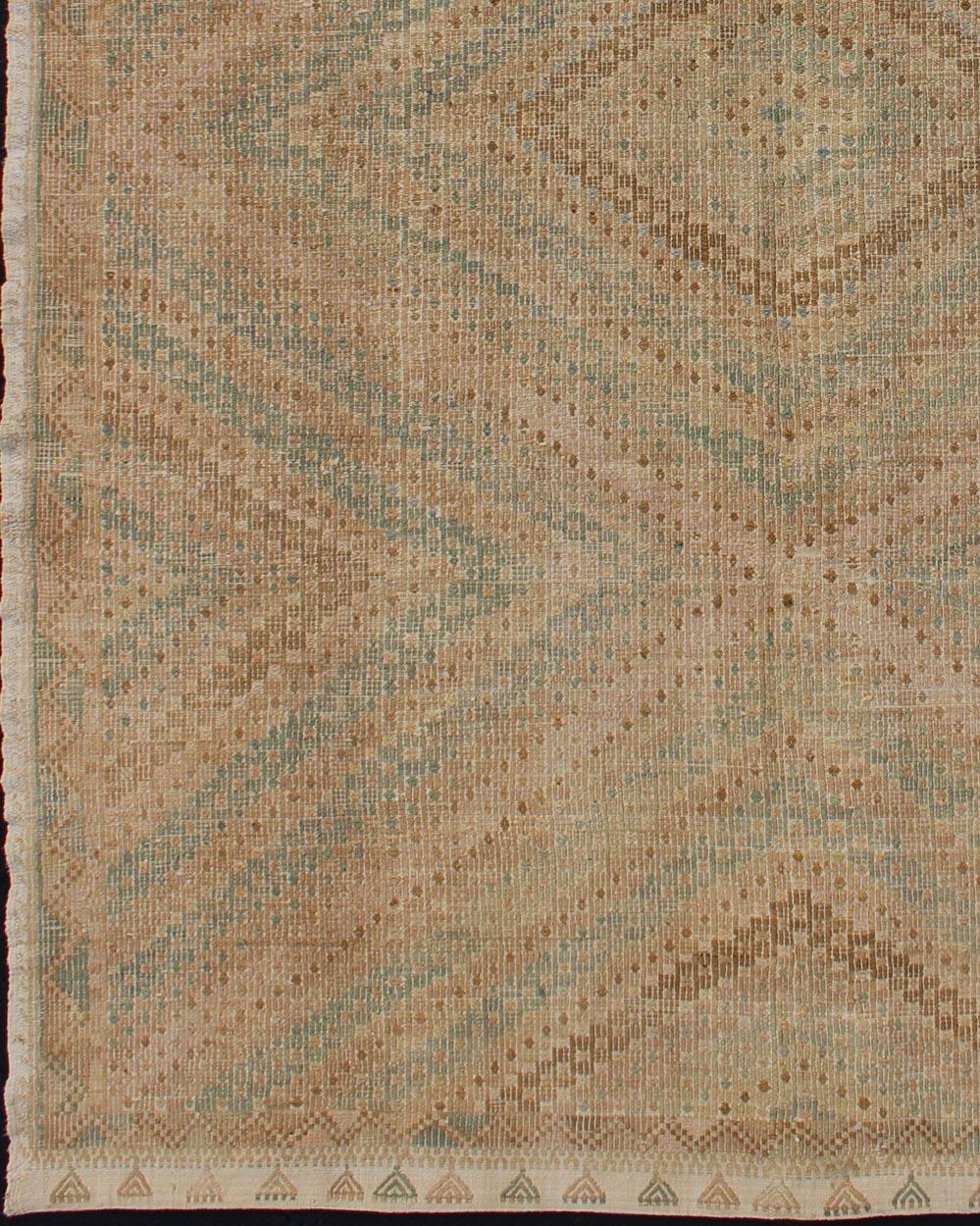 Kilim rug vintage from Turkey in shades of brown and rust with small geometric motifs, rug en-176604, country of origin / type: Turkey / Kilim, circa 1950.

This geometric Kilim from Turkey bears a repeating large diamond design consisting of