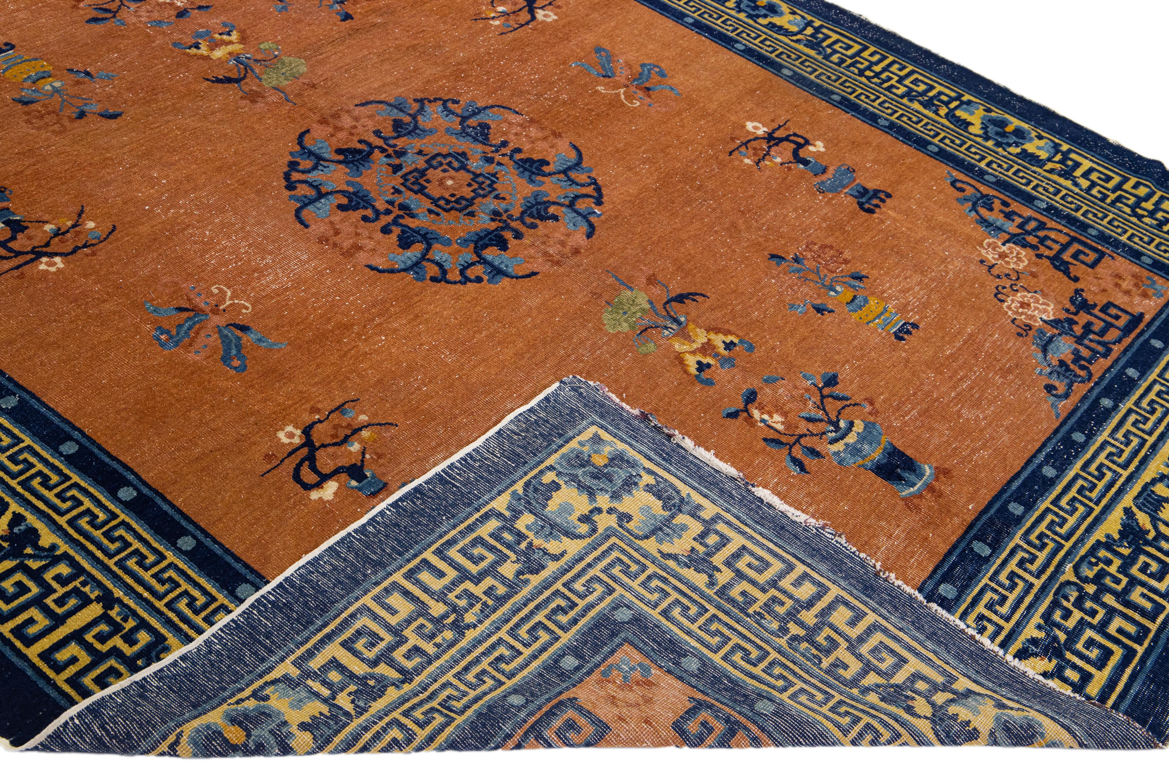 Schöner antiker Art-Déco-Teppich aus handgeknüpfter Wolle mit hellbraunem Feld. Dieser chinesische Teppich hat einen gelben und blauen Rahmen mit grünen Akzenten in einem prächtigen traditionellen chinesischen Blumenmuster. 

Dieser Teppich misst: