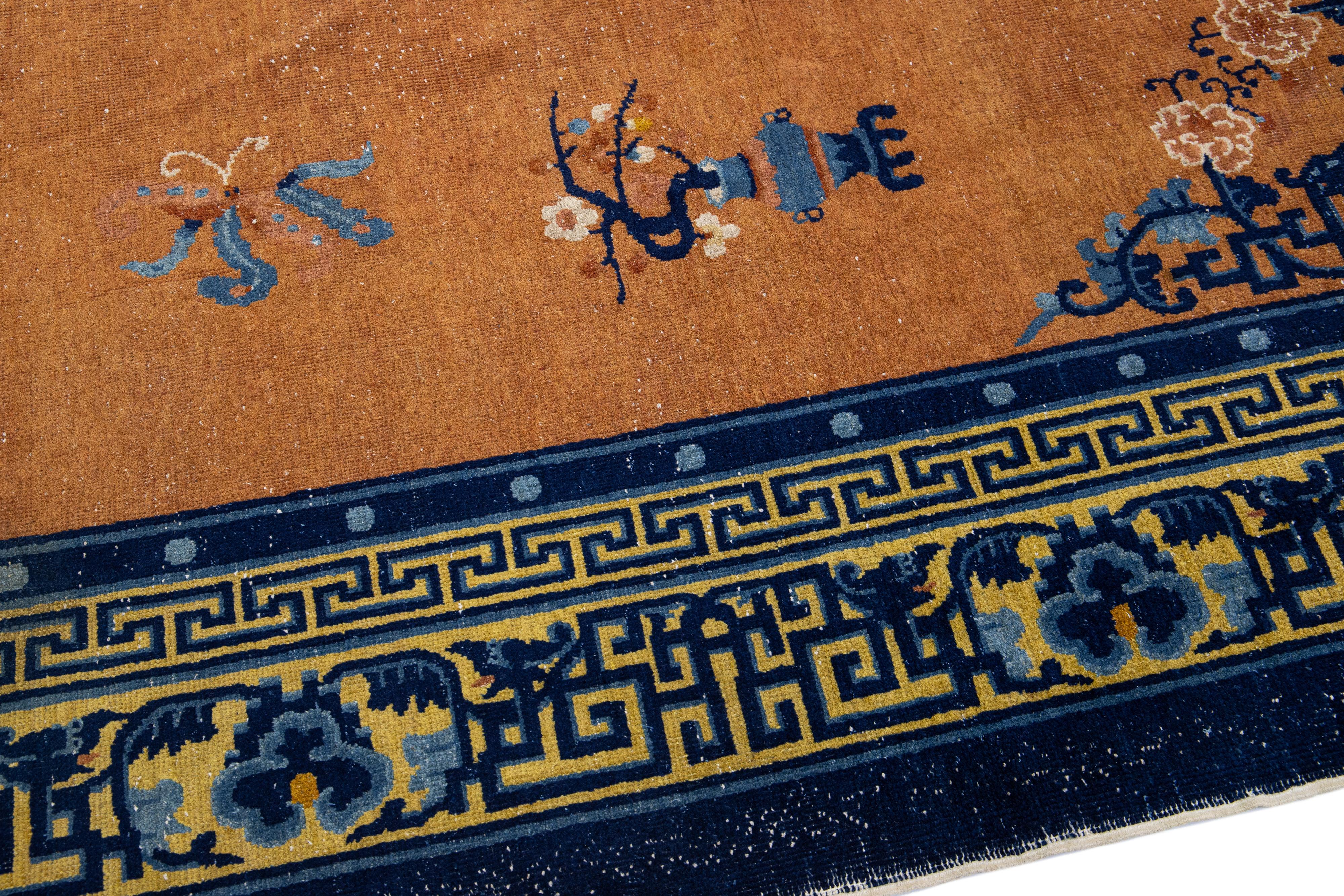 Brauner antiker chinesischer Art-Déco-Teppich aus handgefertigter Wolle im Zustand „Starke Gebrauchsspuren“ im Angebot in Norwalk, CT