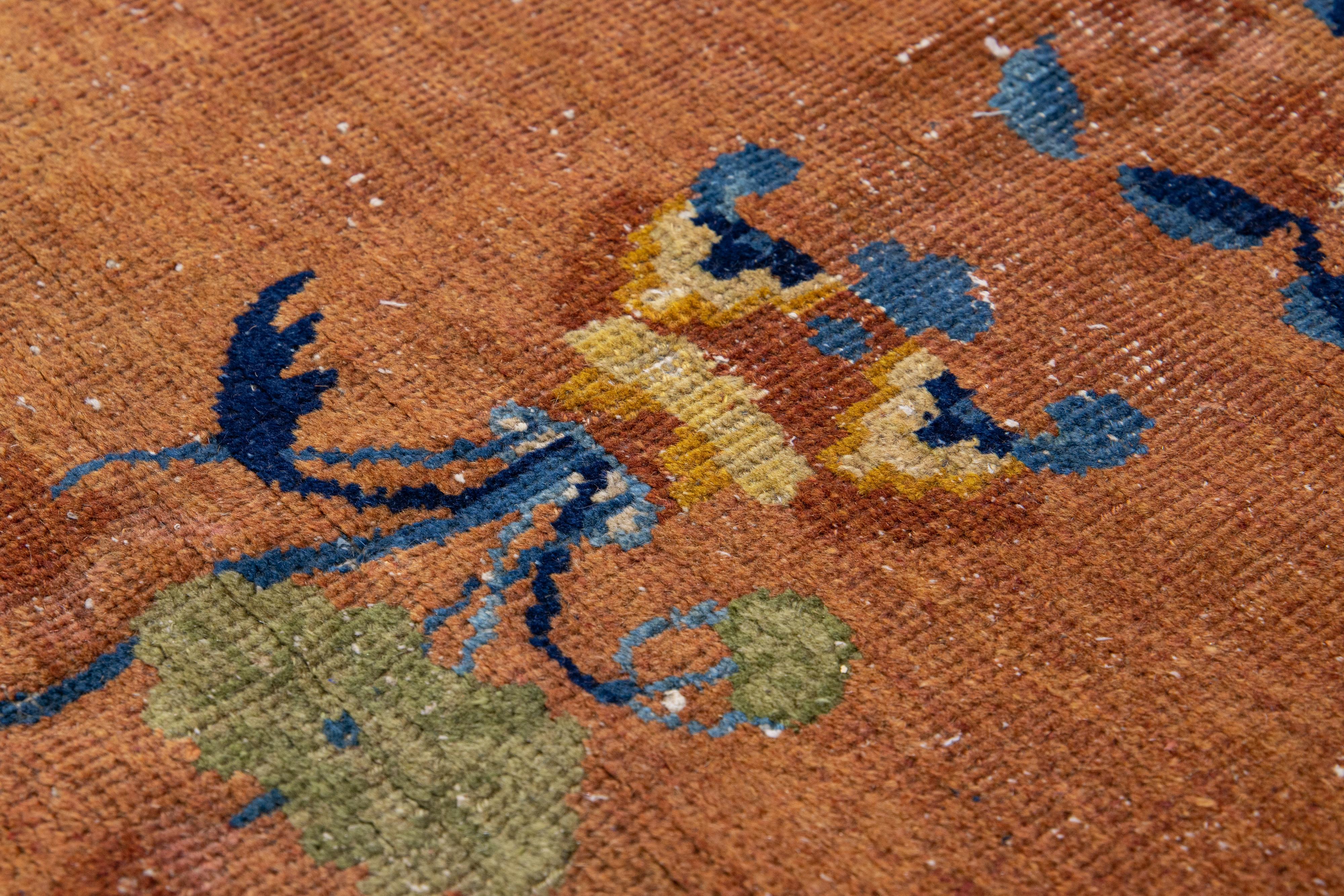 Brauner antiker chinesischer Art-Déco-Teppich aus handgefertigter Wolle (20. Jahrhundert) im Angebot