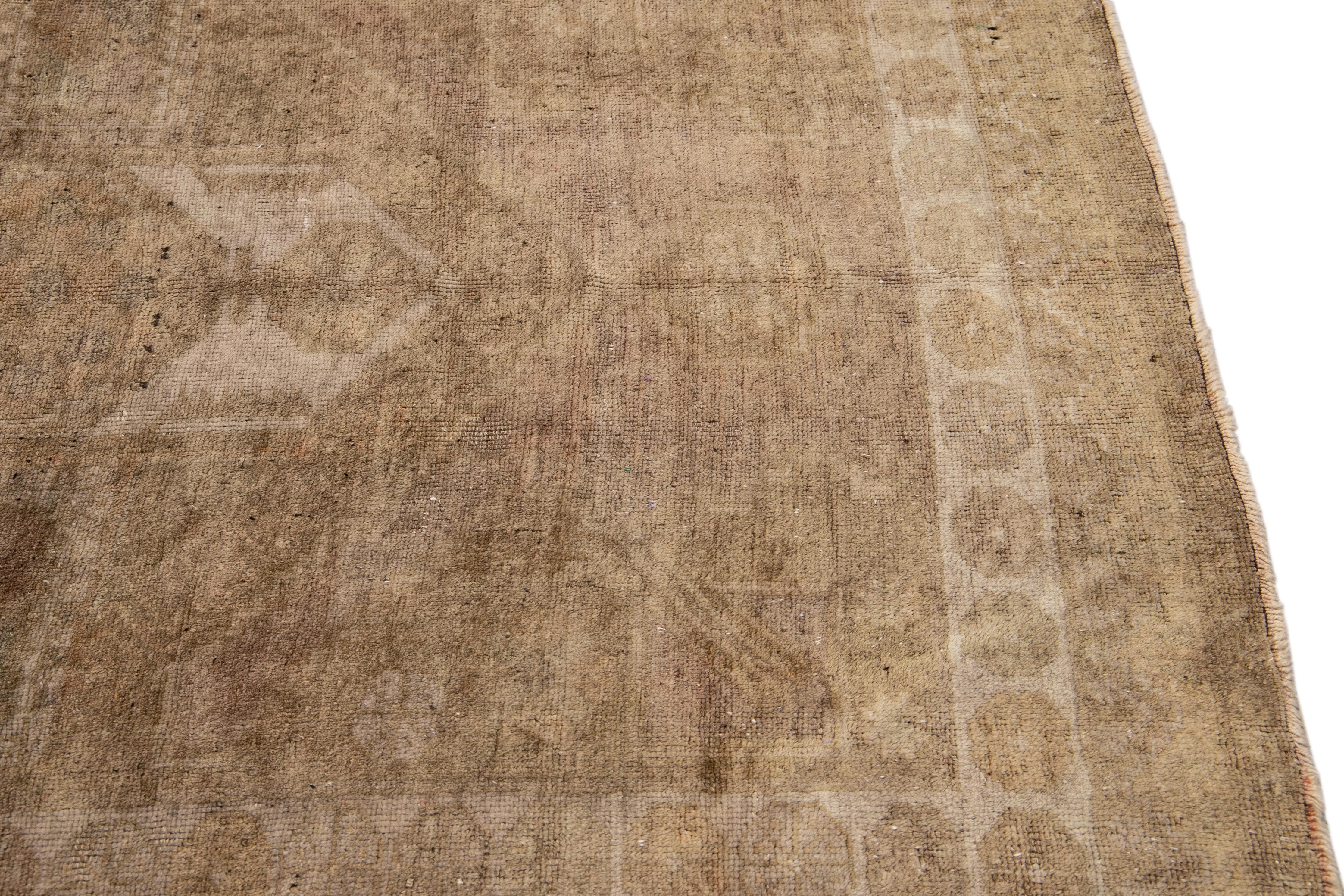Alfombra de lana con motivos florales hecha a mano en Khotan antiguo color tostado en venta 1