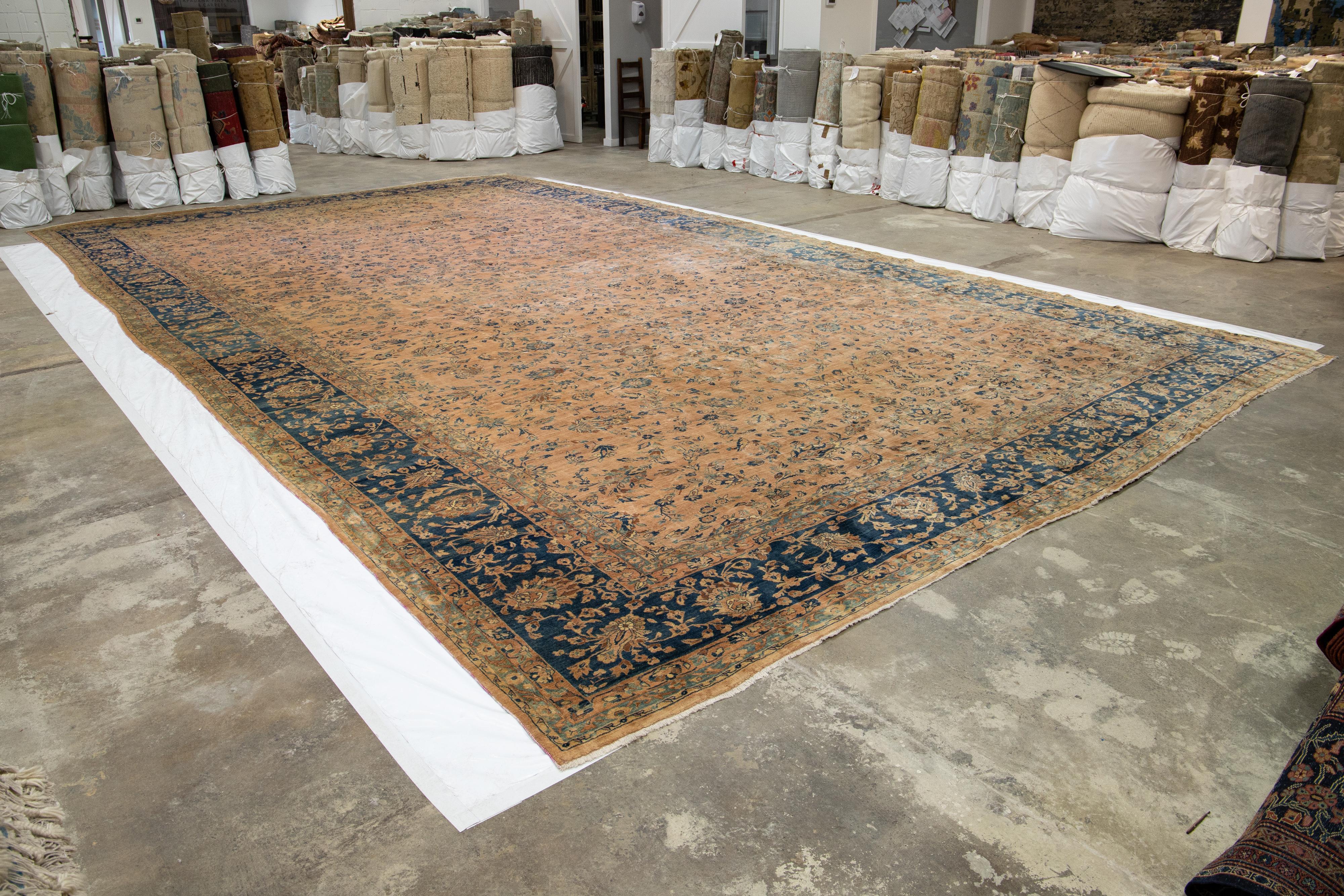 Persiano Tappeto in lana persiana oversize fatto a mano Tabriz antico Tan con disegno floreale in vendita