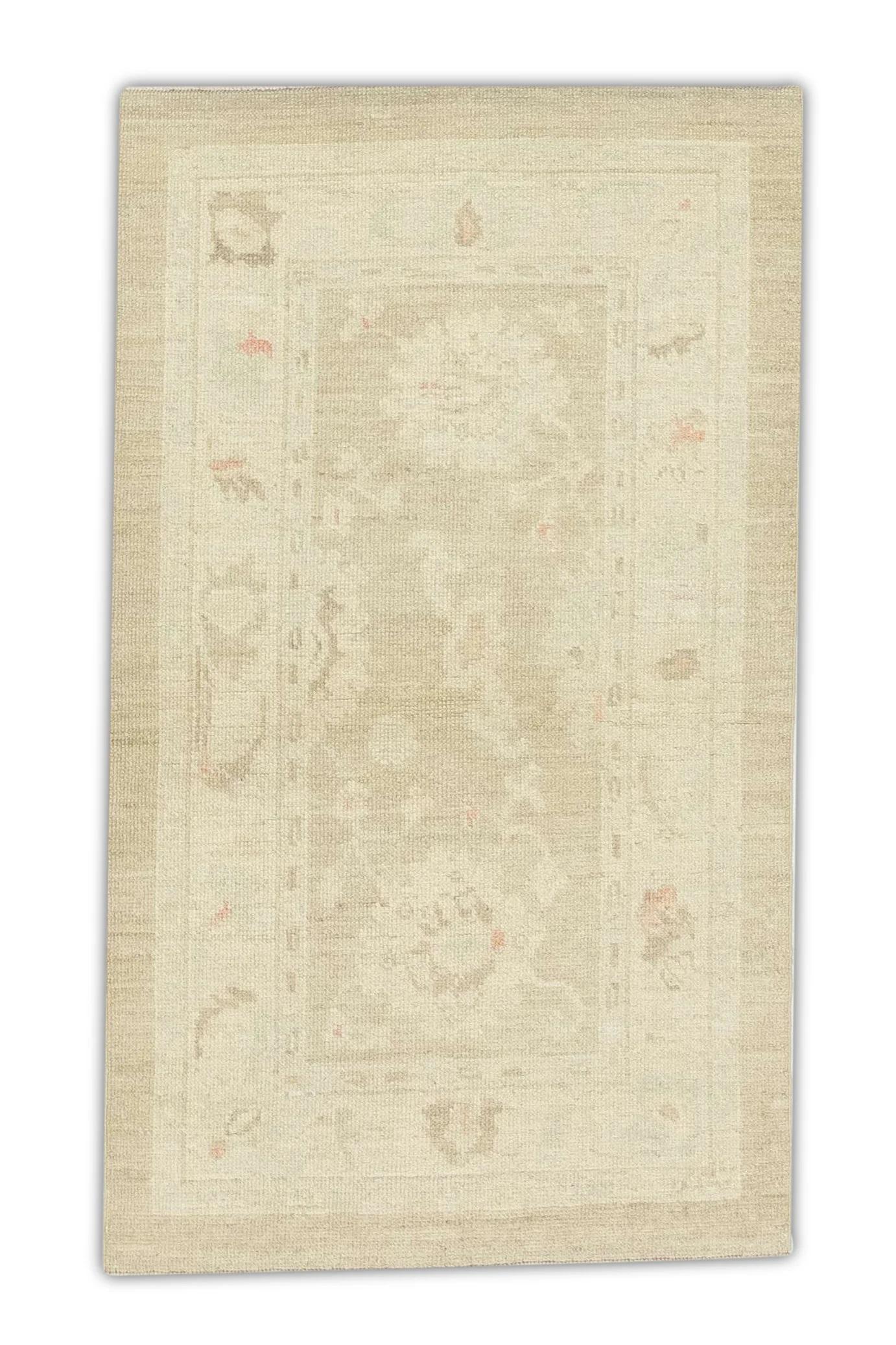 Türkischer Oushak-Teppich aus handgewebter Wolle in Hellbraun & Beige 3' x 5'2"