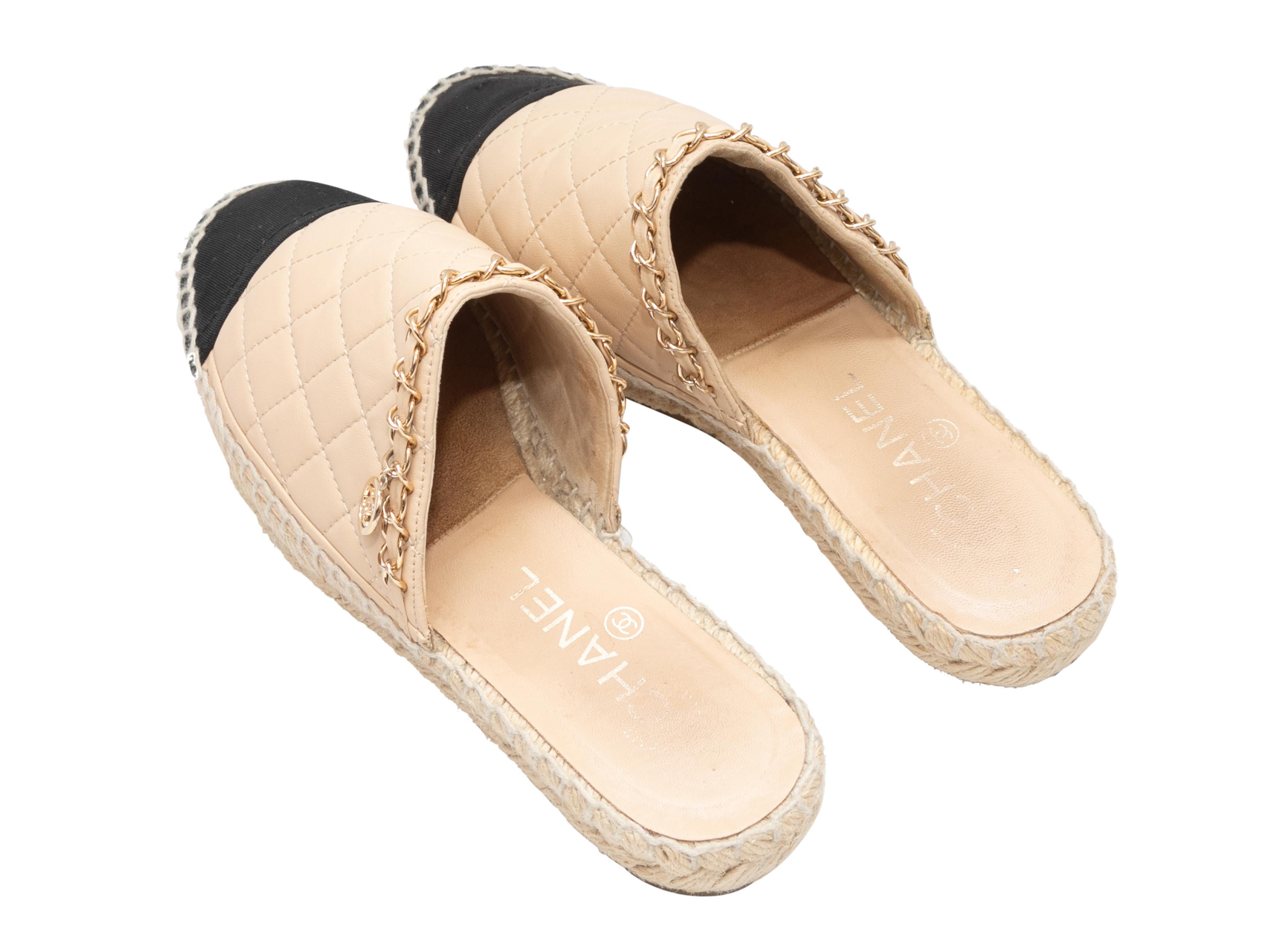 Tan & Black Chanel Cap-Toe Quilted Espadrille Mules Size 36 In Good Condition For Sale In New York, NY