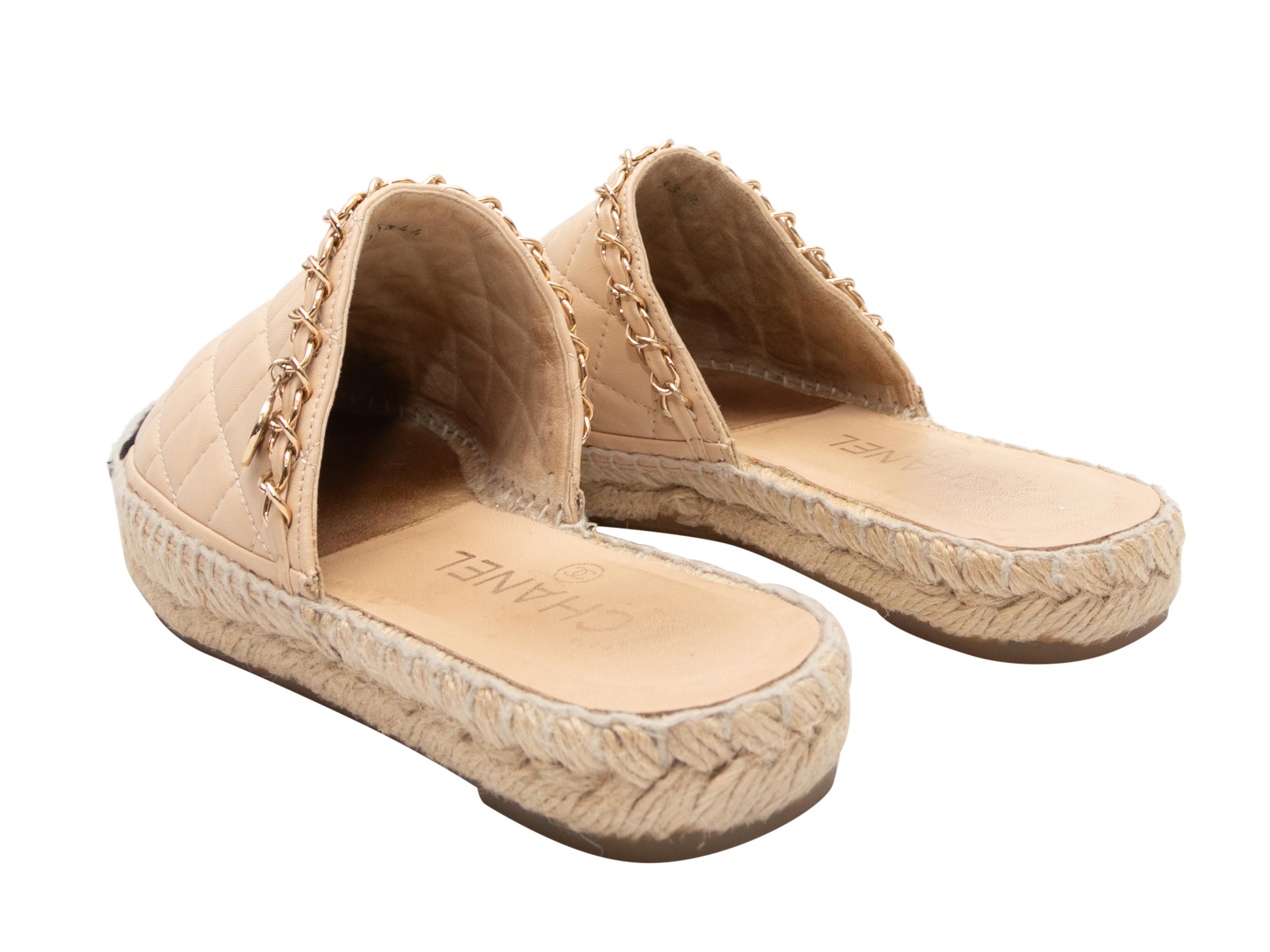 Women's Tan & Black Chanel Cap-Toe Quilted Espadrille Mules Size 36 For Sale