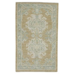 Türkischer Oushak-Teppich aus handgewebter Wolle in Hellbraun & Blau mit geometrischem Design 2'3" x 3'4"