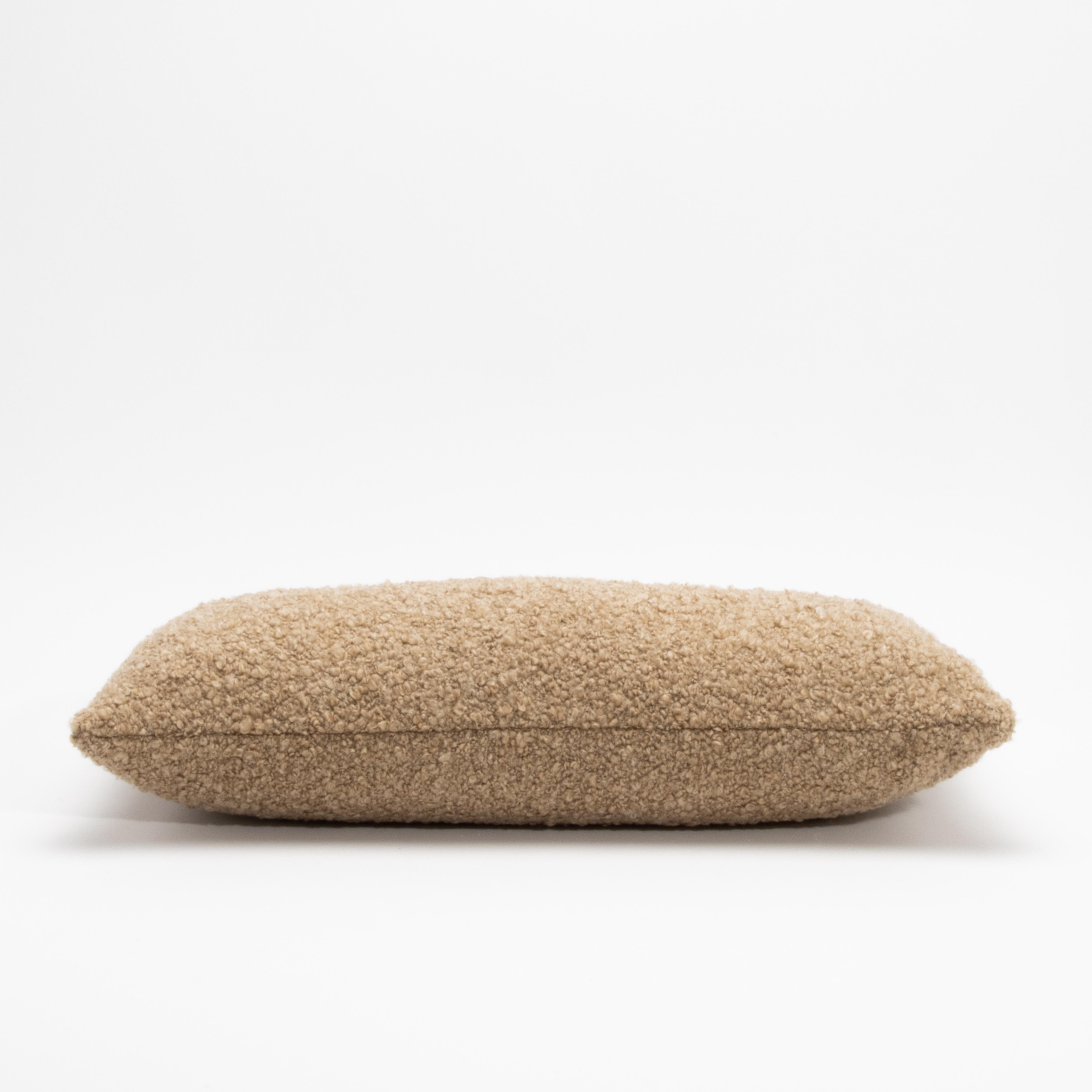Aggiungi un tocco di accogliente eleganza al tuo spazio con questo cuscino a forma di rene, realizzato in morbido tessuto bouclé. La silhouette allungata offre comfort e raffinatezza, rendendola perfetta per divani, poltrone o letti. Avvolto in una