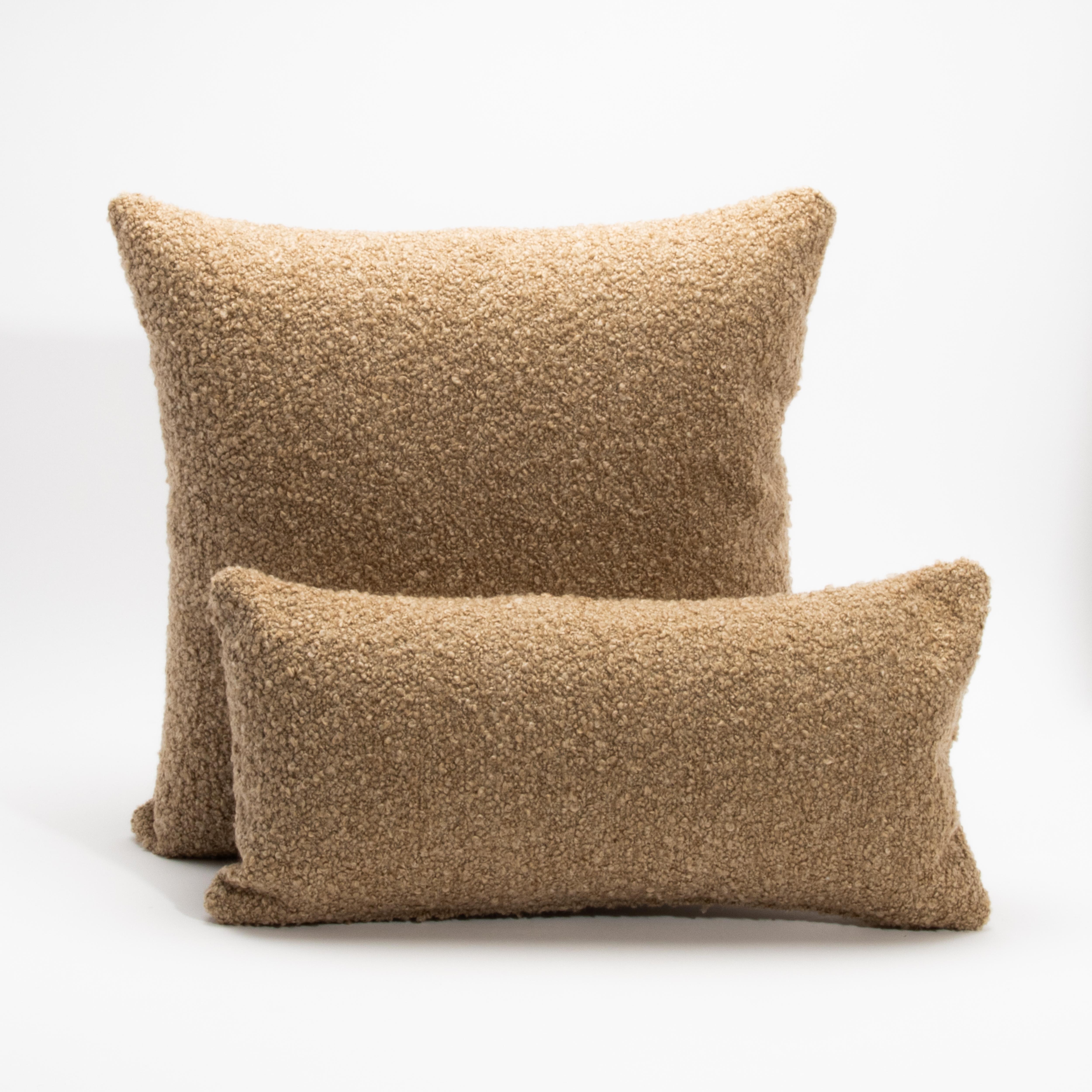 Fatto a mano Cuscino Boucle Tan di MOGUL in vendita