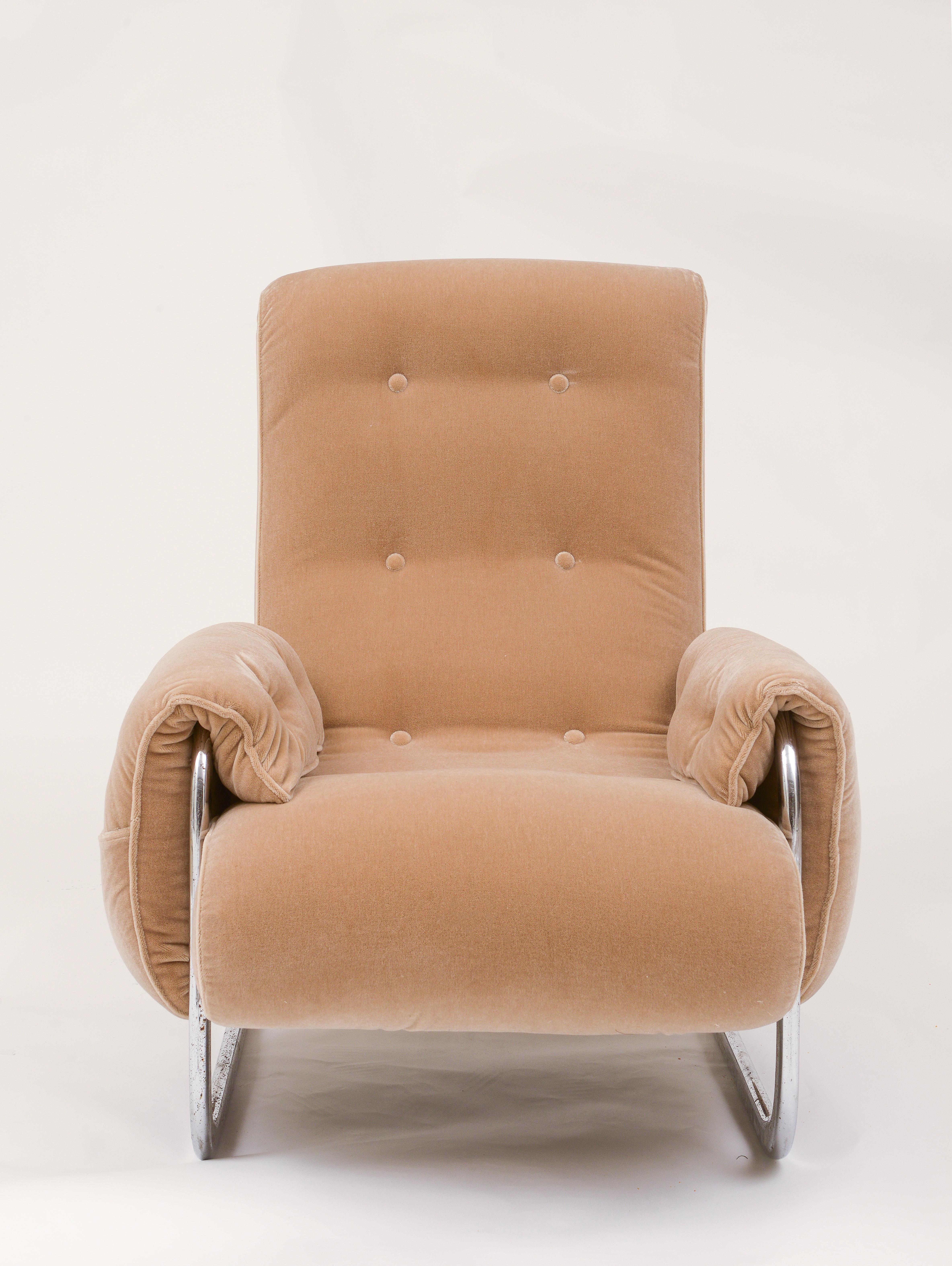Tan brown mohair velvet large lounge chairs, Guido Faleschini, 1970's, Italy
This is a big and comfortable stylish pair of lounge chairs that looks great in any decor.