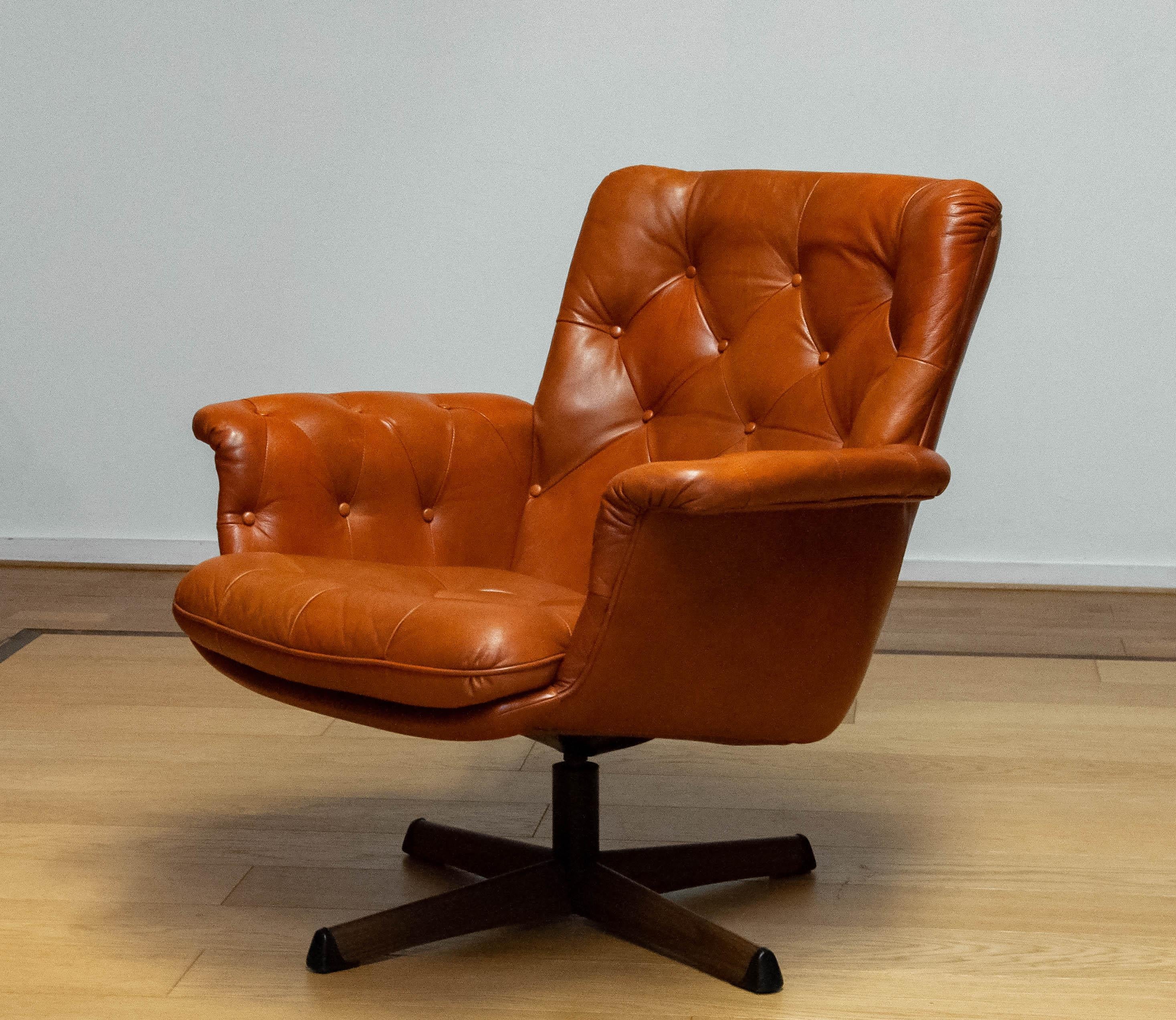 Scandinavian Modern Tan Brown Padded Leather Swivel Chair By Göte Möbler Nässjo Sweden 1960s For Sale
