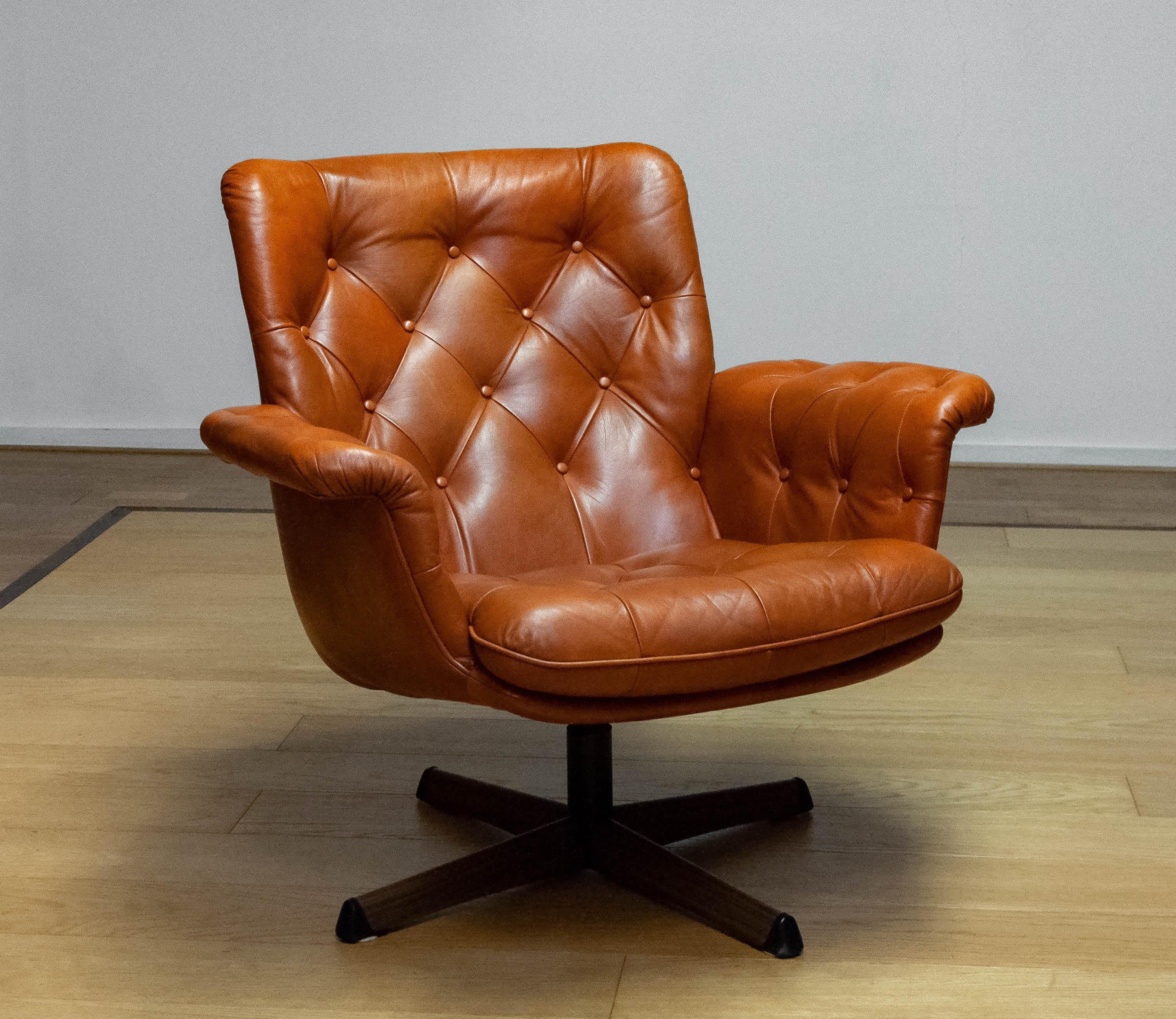 Scandinavian Modern Tan Brown Padded Leather Swivel Chair Göte Nassjö Sweden 1960s For Sale