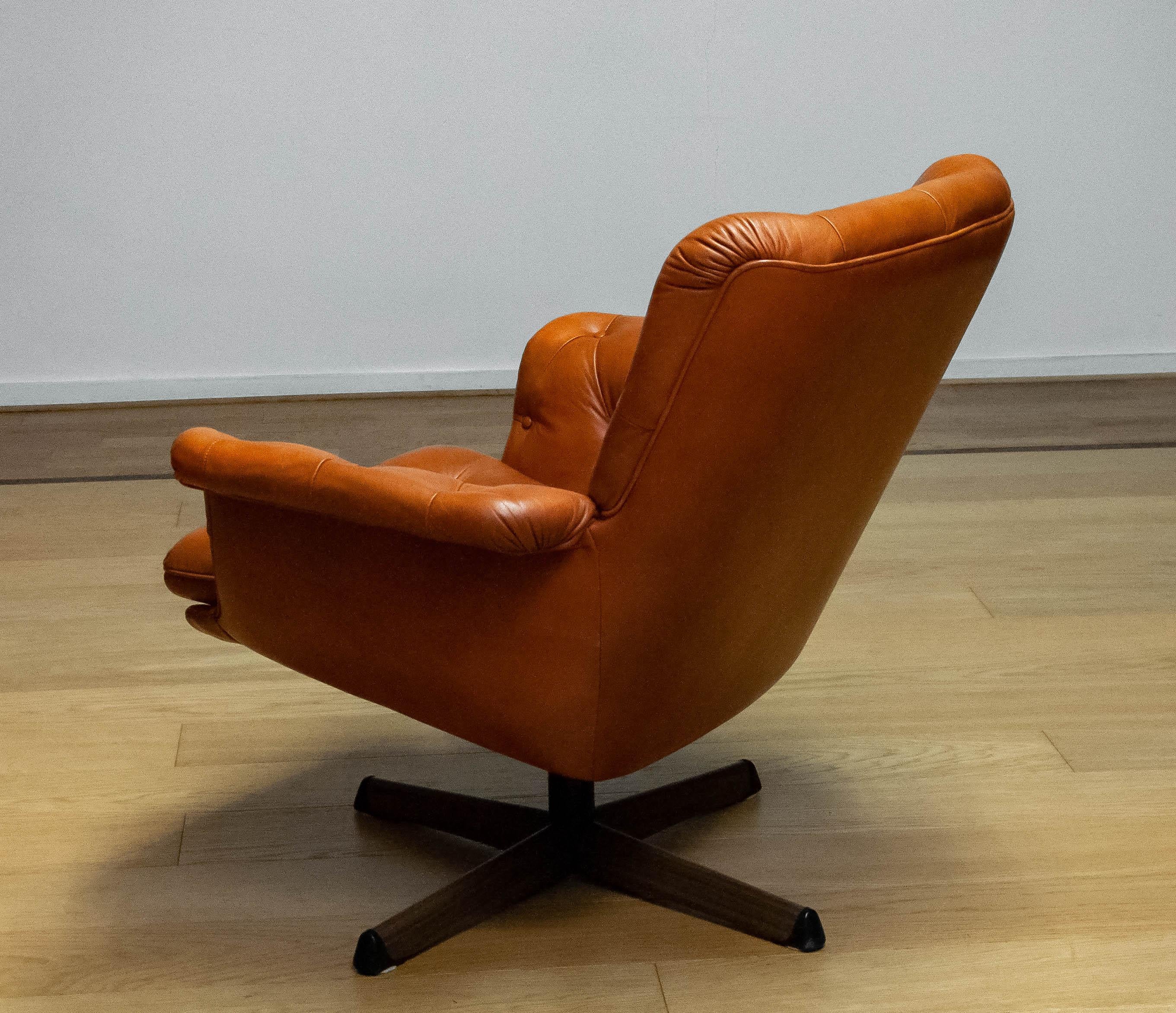 Tan Brown Padded Leather Swivel Chair Göte Nassjö Sweden 1960s In Good Condition For Sale In Silvolde, Gelderland