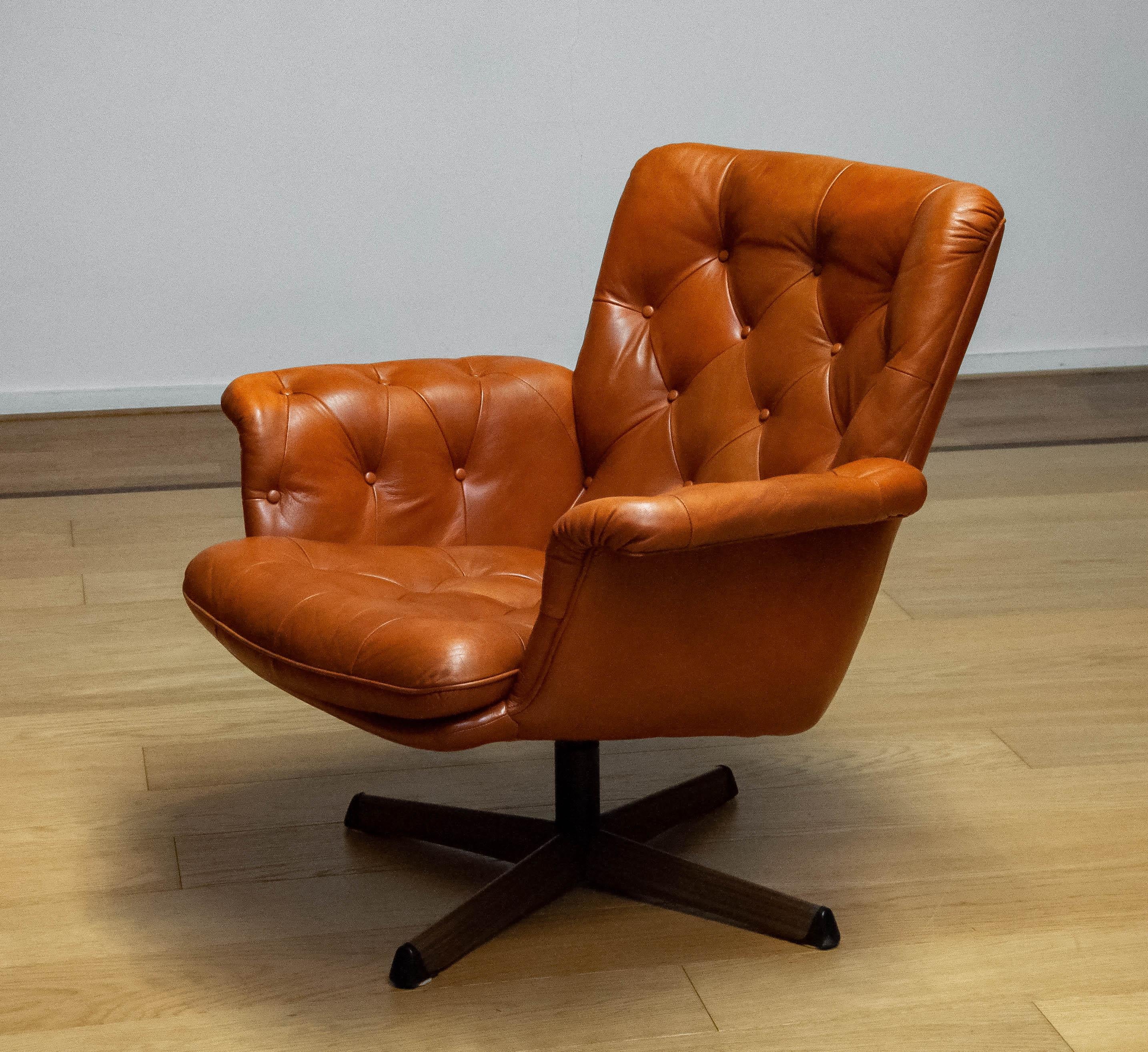 Mid-20th Century Tan Brown Padded Leather Swivel Chair Göte Nassjö Sweden 1960s For Sale