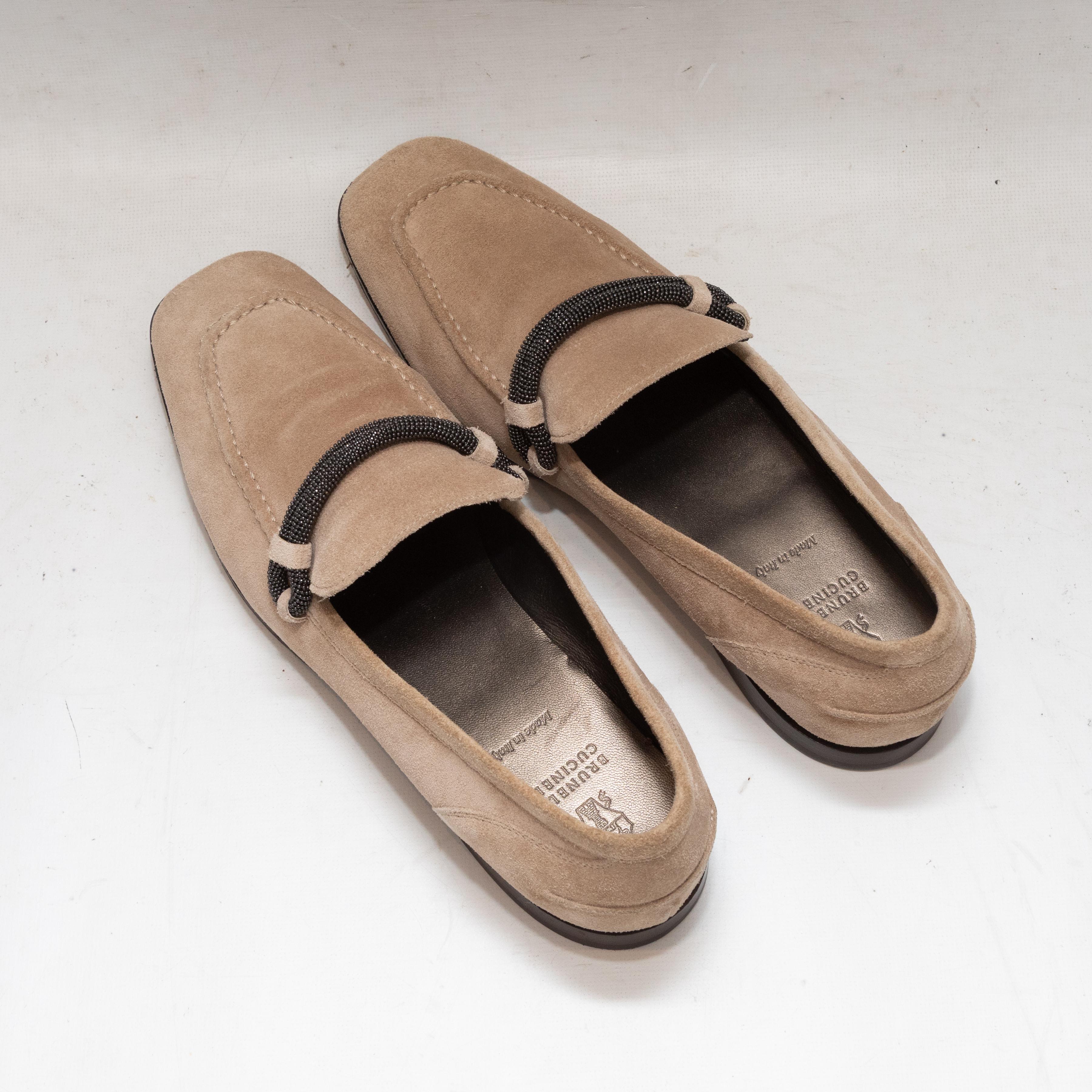 Tan Brunello Cucinelli Suede Monili-Trimmed Loafers Size 39 en Bueno estado para la venta en New York, NY