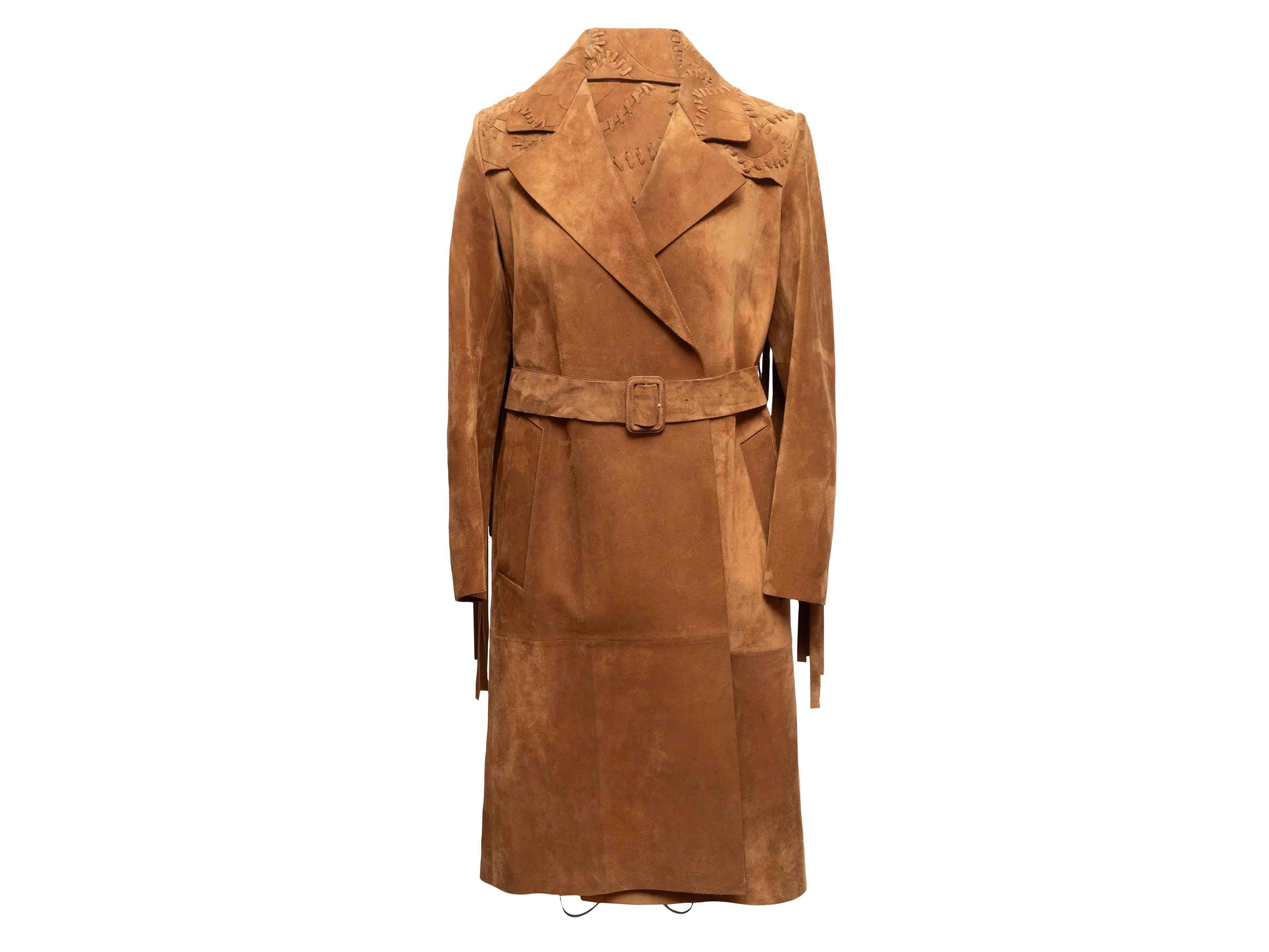 Long trench-coat en daim fauve de Burberry. Revers cranté. Ceinture à la taille. Deux poches sur les hanches. Bordure à franges aux bras et au dos. Fermeture dissimulée sur le devant. Poitrine 40