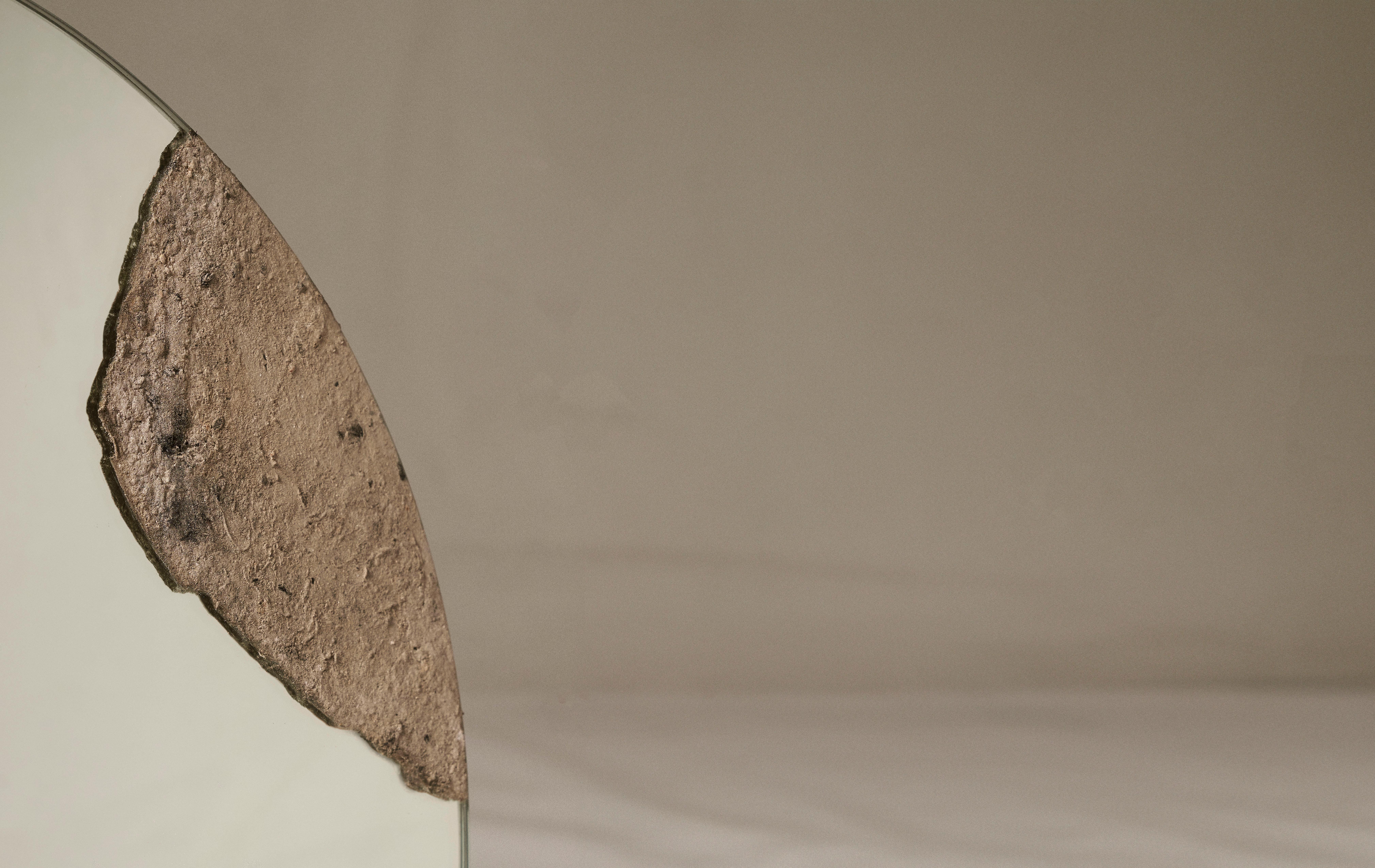 Américain Tan Burnt Ash - Contemporary - Sculptural - Minimal - Miroir rond Pompeii en vente