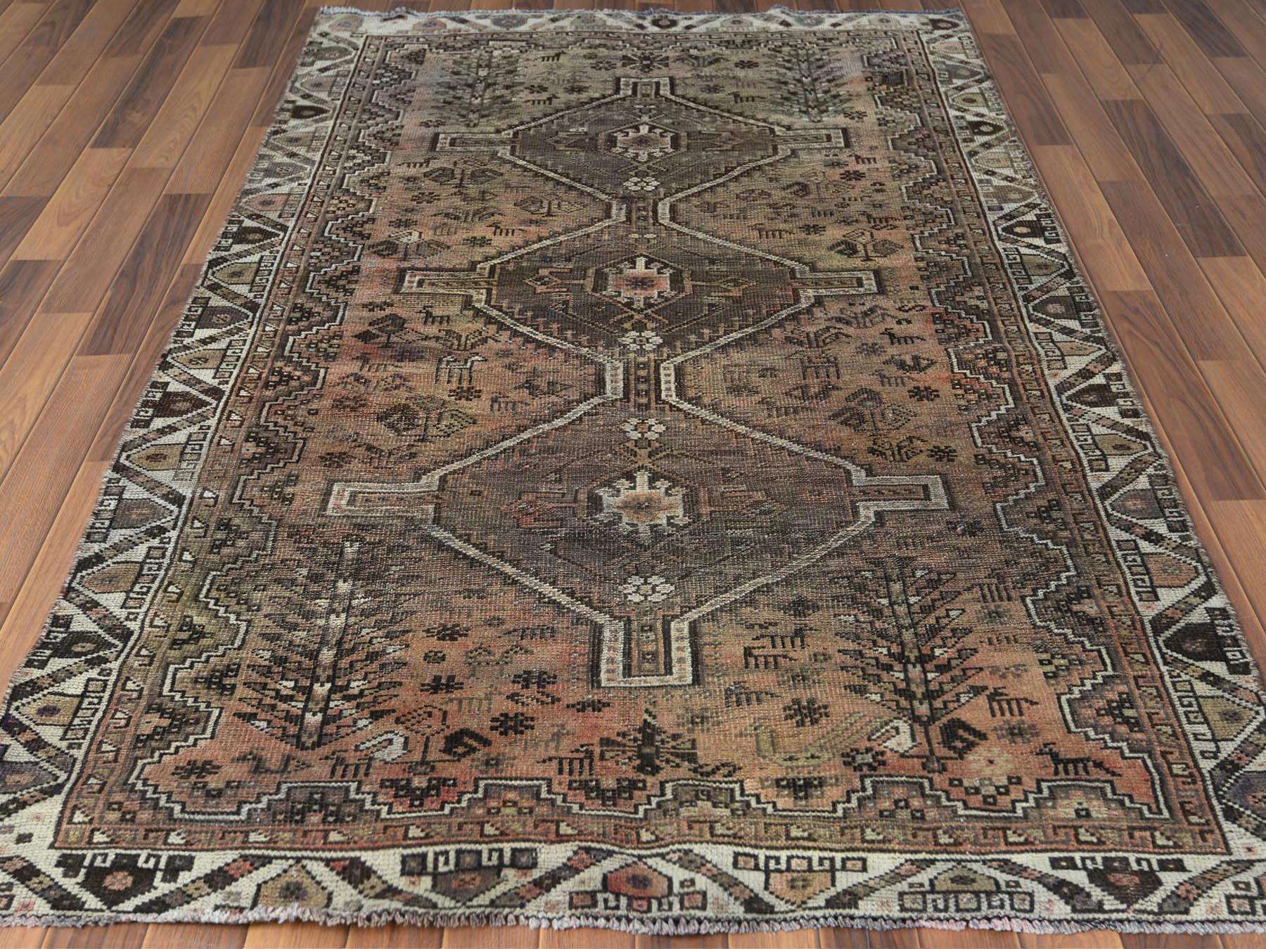 Ce fabuleux tapis noué à la main a été créé et conçu pour une résistance et une durabilité accrues. Ce tapis a été fabriqué à la main pendant des semaines selon la méthode traditionnelle utilisée pour fabriquer des tapis. C'est vraiment une pièce