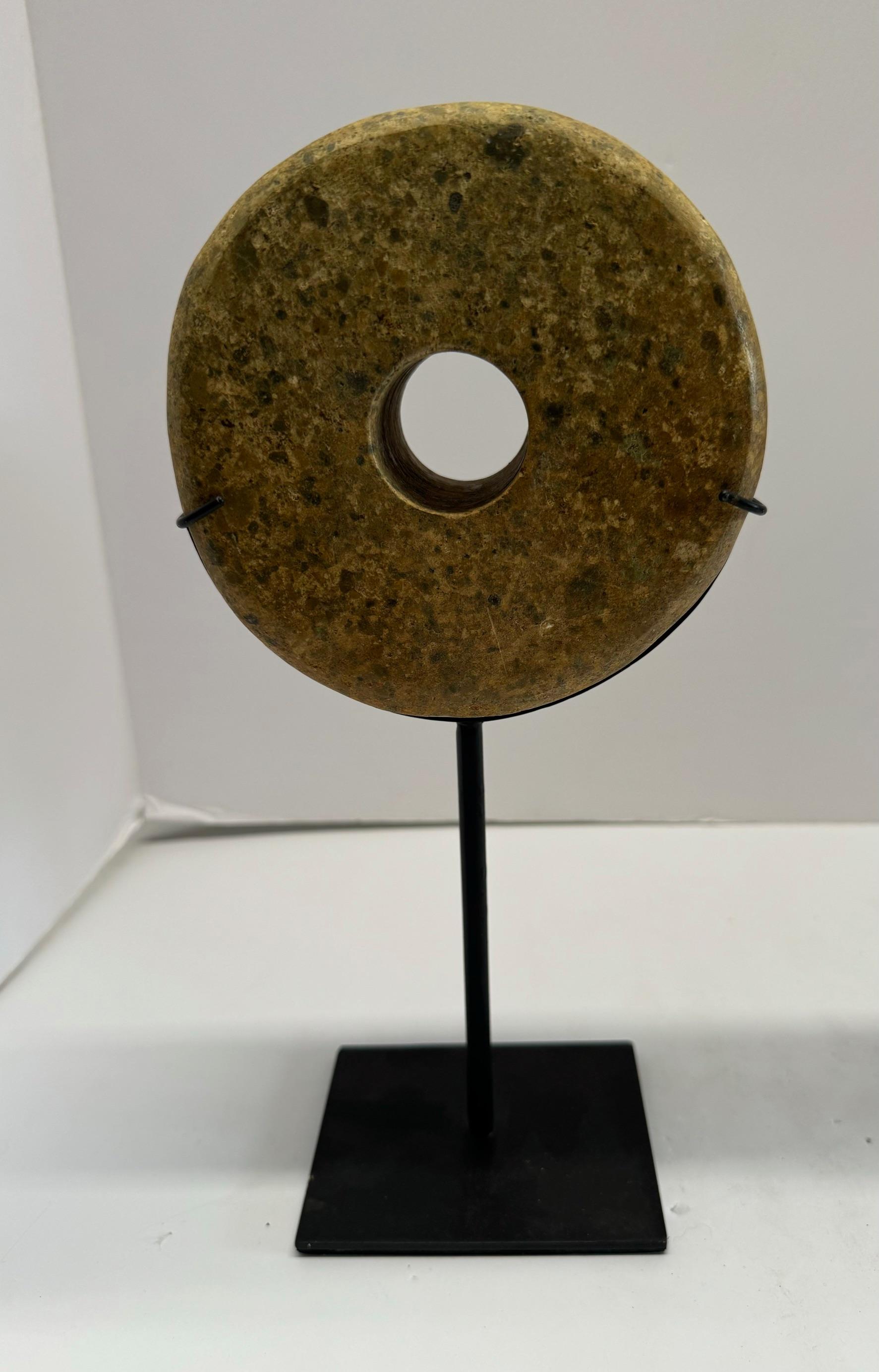 XXI secolo e contemporaneo Set di due sculture a disco in pietra spessa di colore Tan, Cina, Contemporaneo in vendita