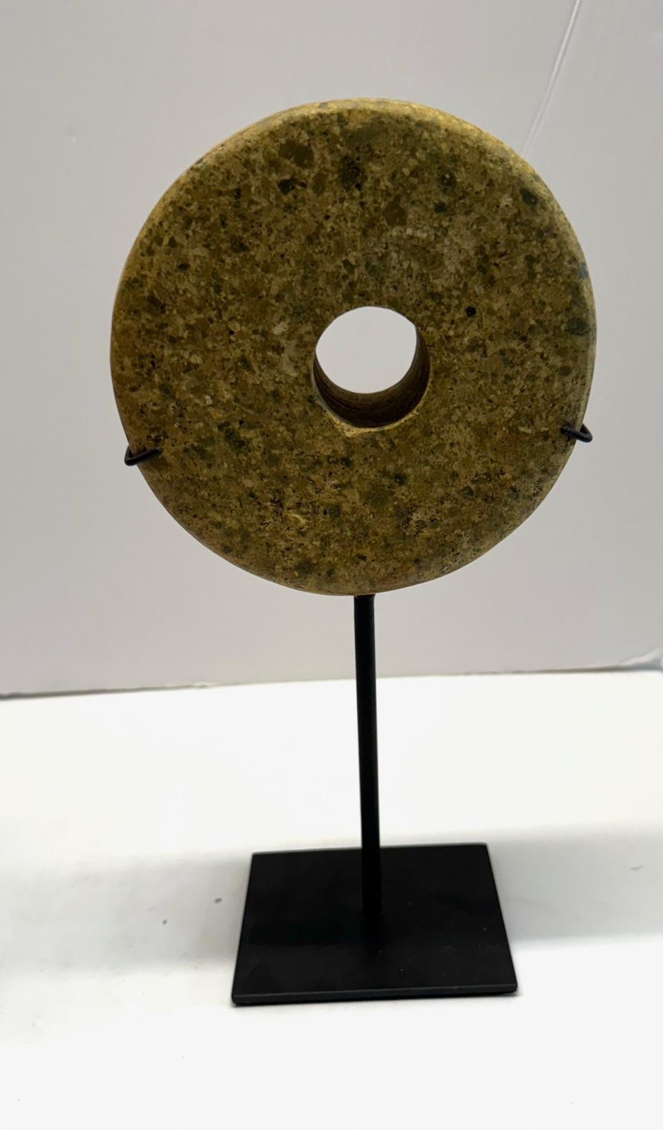 Set di due sculture a disco in pietra spessa di colore Tan, Cina, Contemporaneo in vendita 1