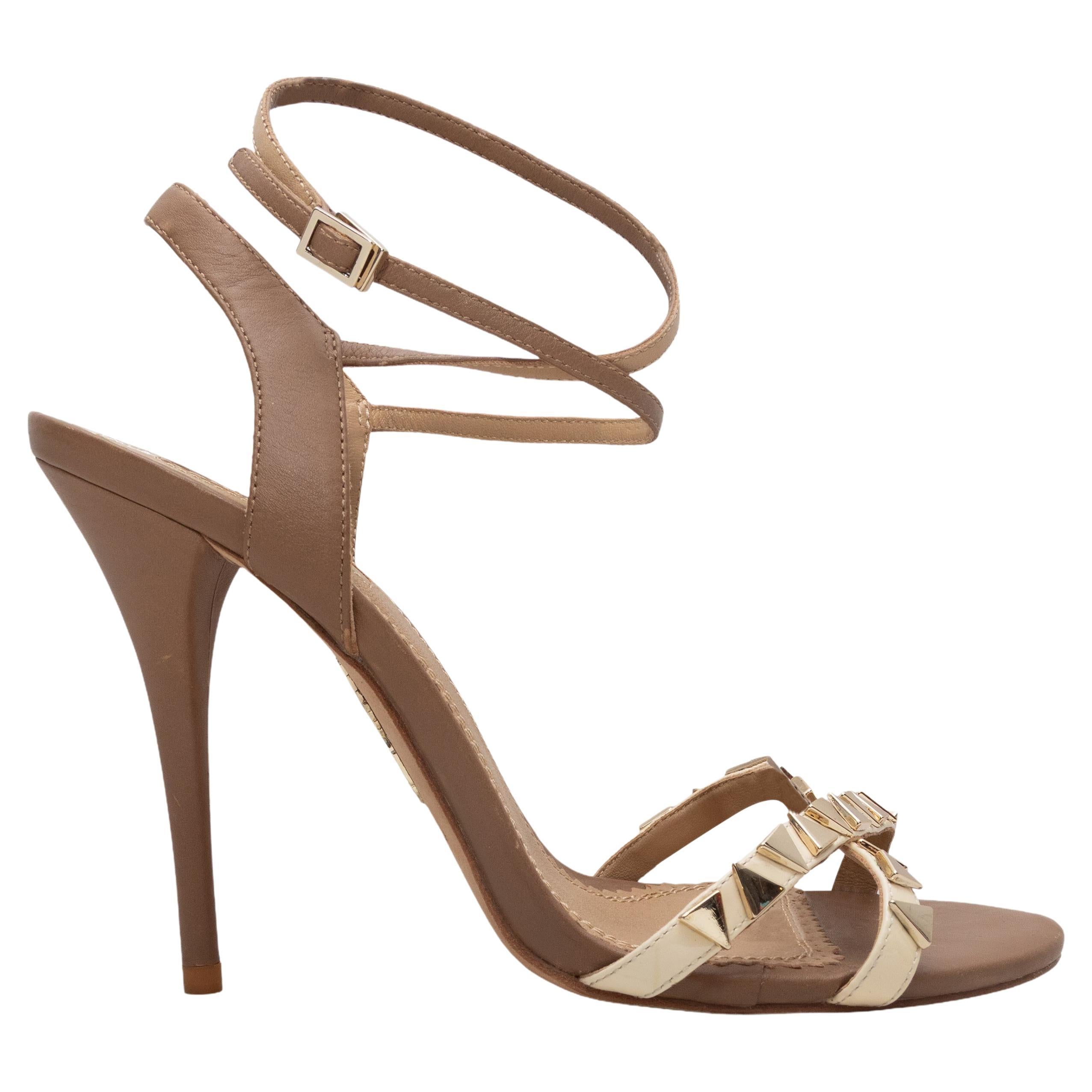 Sandali con tacco con borchie Aquazzura color crema e tan, misura 39,5
