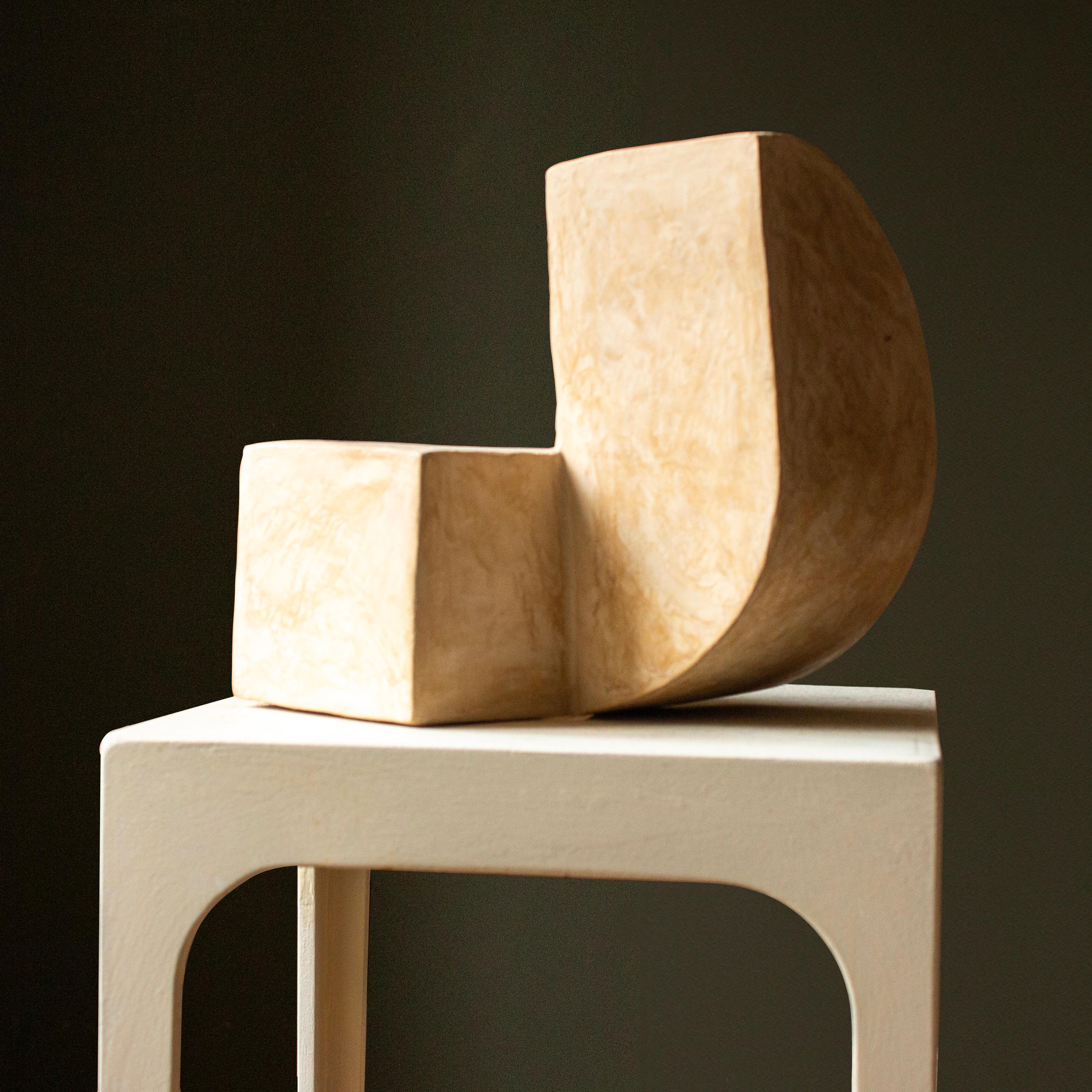 Tan Duo I Scultura realizzata a mano da Rachael Heritage
Ogni pezzo è unico
Dimensioni: D. A. 22 x L. 18 x H. 22 cm
Materiali: cartoncino riciclato, fibra di cemento, intonaco brunito marrone.

Ogni pezzo è realizzato a mano dall'artista. Questo