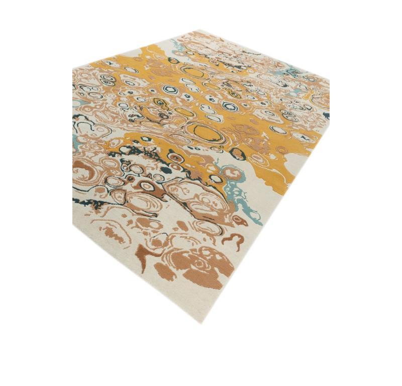Presentamos una exquisita alfombra hecha a mano de nuestra colección Aprezo que integra a la perfección la artesanía tradicional con el diseño contemporáneo. Su fascinante diseño representa la relajante belleza de las suaves ondulaciones del agua en