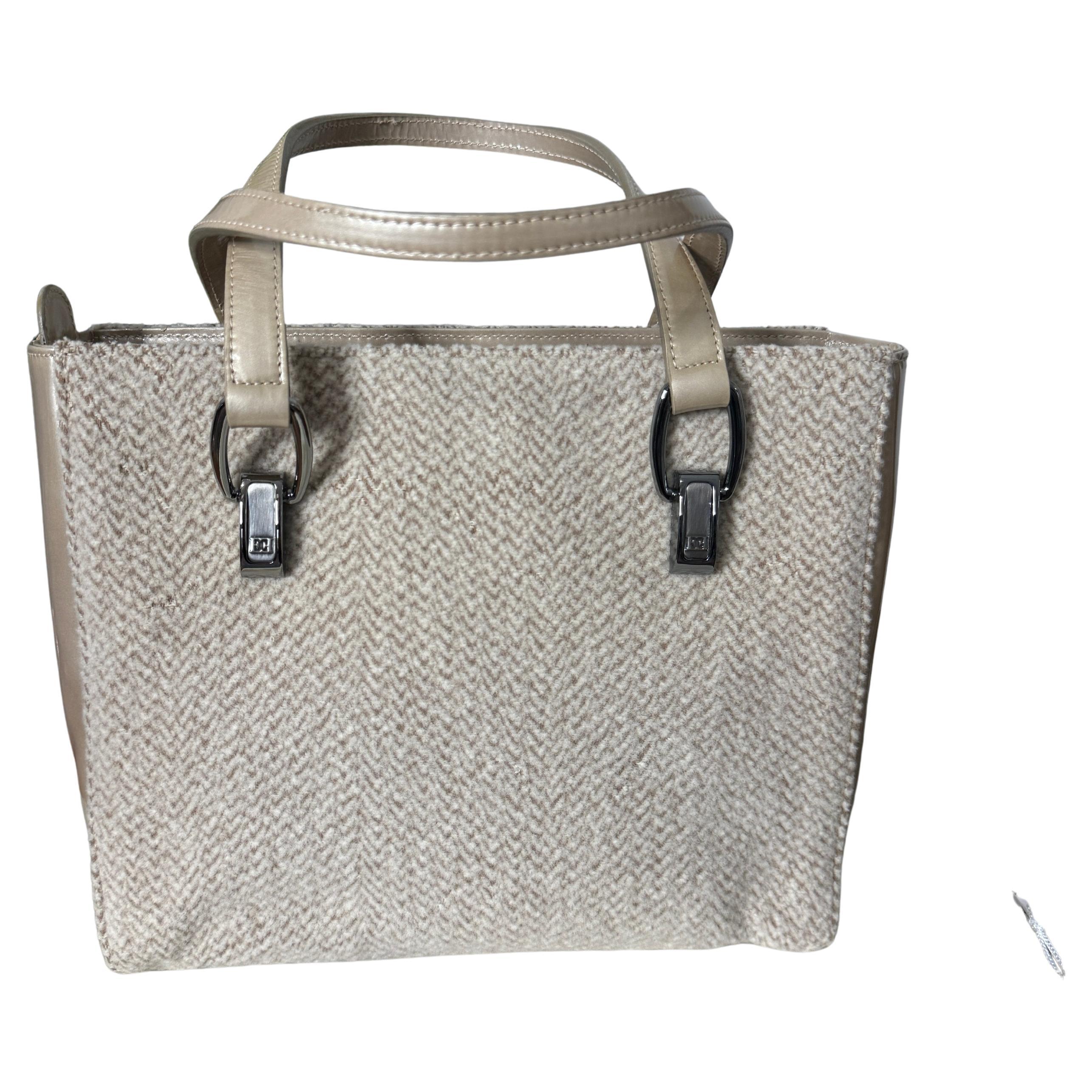 Laine angora Kelly Tan sur le devant et le dessous, avec un motif perlé.  côtés et poignées en cuir  Les étiquettes sont encore dans le sac à main. Argenté Quincaillerie. Compartiment intérieur zippé. Pas de sac à poussière. Doublure en cuir doré.