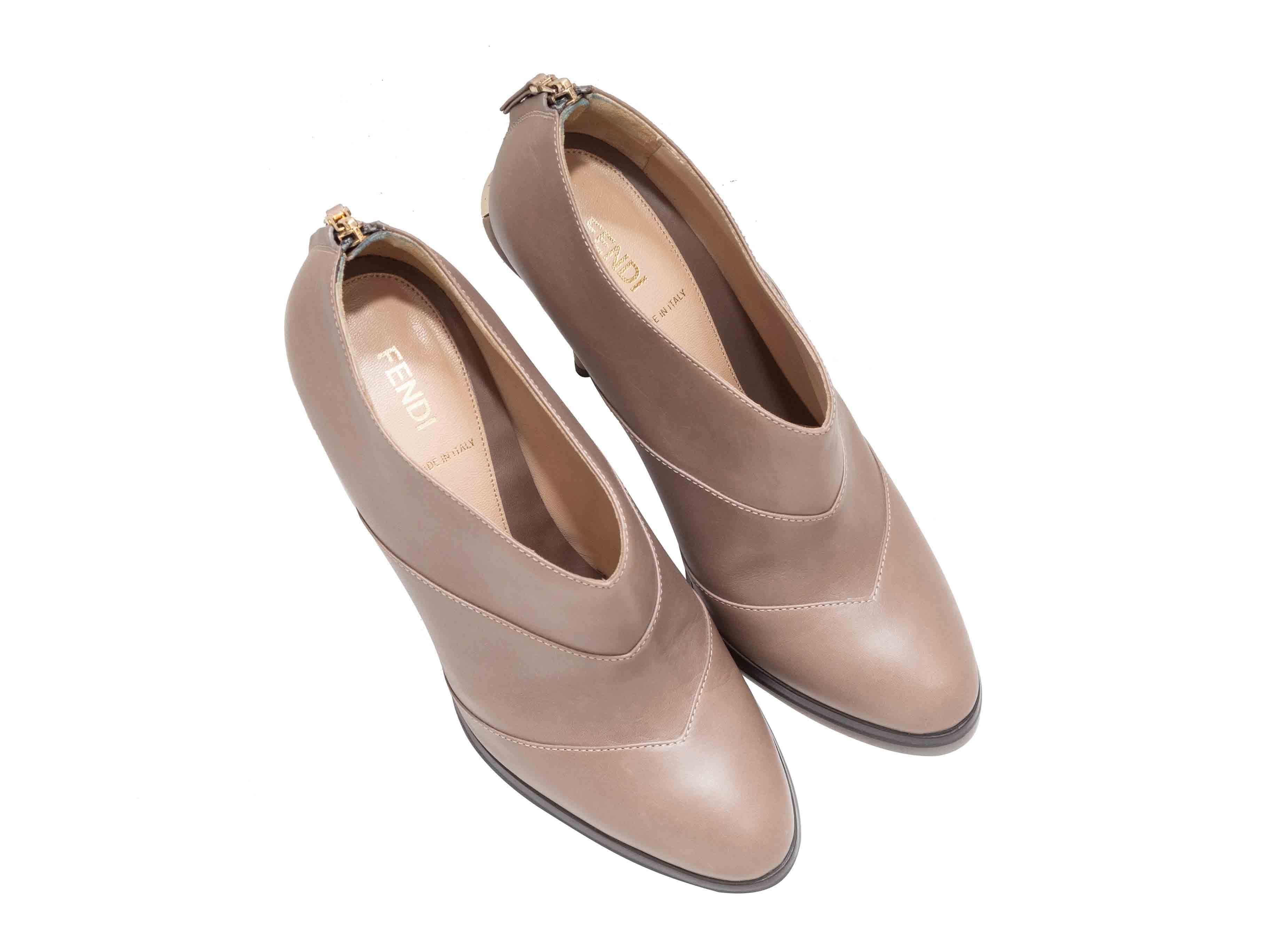 Botines con puntera de piel color tostado de Fendi. Cierres de cremallera en los contrafuertes. tacón de 4.75 cm de altura.

Talla del diseñador: 39
Talla recomendada en EE.UU.: 9

