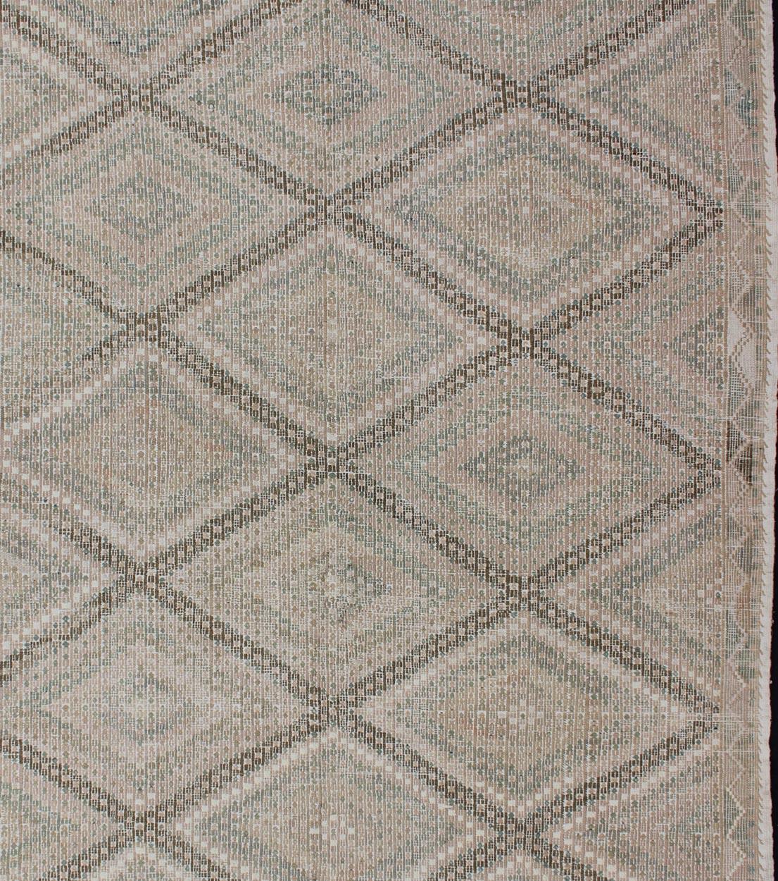 Turc Vieux tapis turc brodé avec un motif géométrique de diamants dans des couleurs claires en vente