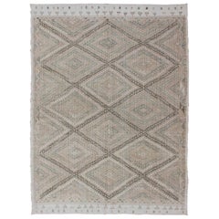 Vieux tapis turc brodé avec un motif géométrique de diamants dans des couleurs claires