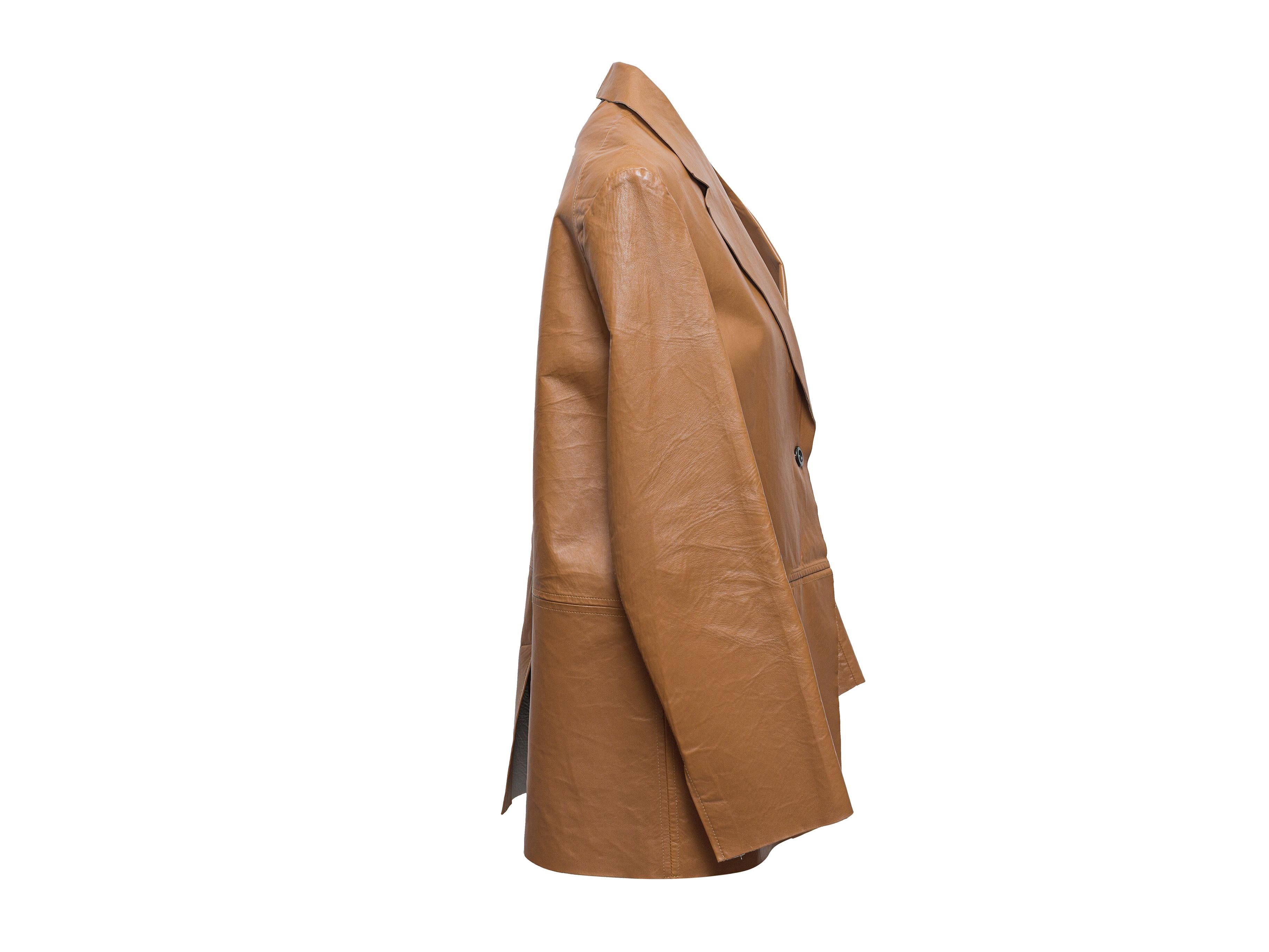 Brauner Lederblazer von Kassl. Gekerbtes Revers. Zwei Gesäßtaschen. Knopfverschluss auf der Vorderseite. 38