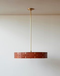 Ciondolo da soffitto Sarah in pelle Tan e ottone satinato da 24 pollici a tamburo