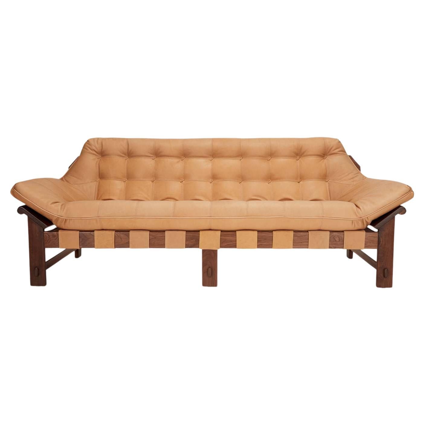 Le canapé Ojai est doté d'une base en chêne blanc massif ou en noyer massif et d'un seul coussin en cuir touffeté avec des sangles en cuir. Illustré ici en cuir de cerf et noyer huilé. 

La collection Lawson-Fenning est conçue et fabriquée à la main
