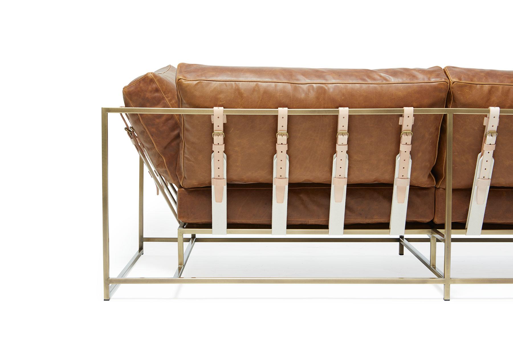 Braunes Zweisitzer-Sofa aus braunem Leder und antikem Messing (Metallarbeit) im Angebot