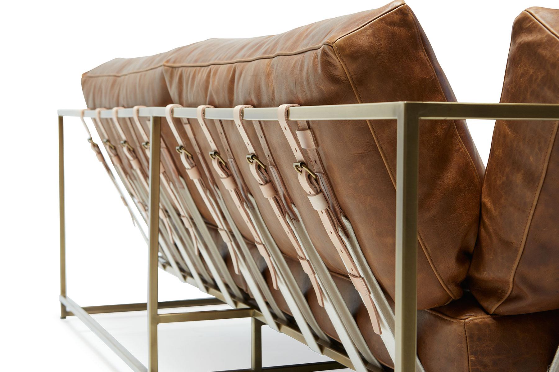Braunes Zweisitzer-Sofa aus braunem Leder und antikem Messing im Zustand „Neu“ im Angebot in Los Angeles, CA