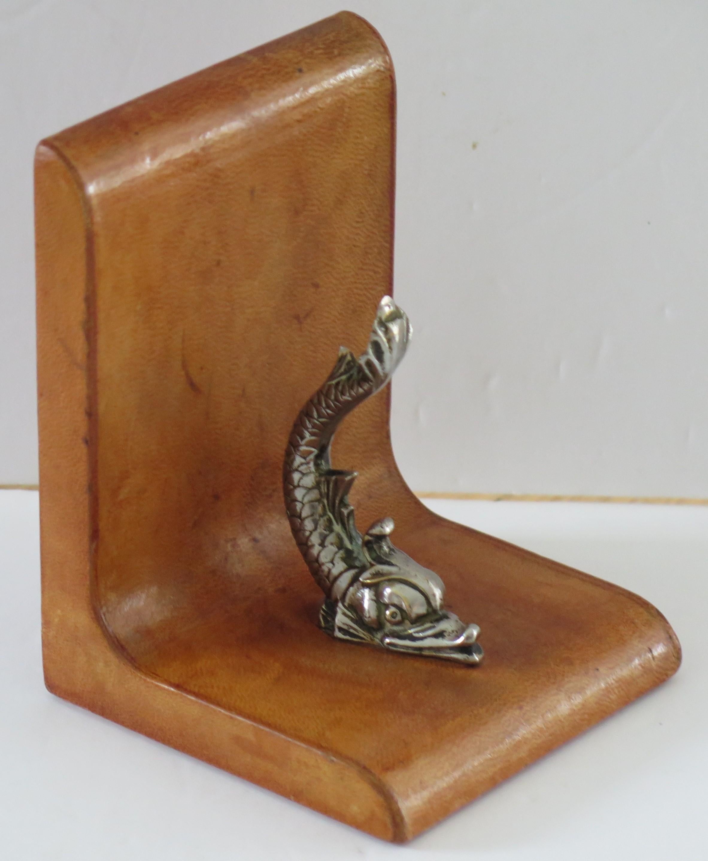 Tan Leather Bookends Mounted with Gilt Bronzed Dolphins, Italian circa 1940 In Good Condition For Sale In Lincoln, Lincolnshire