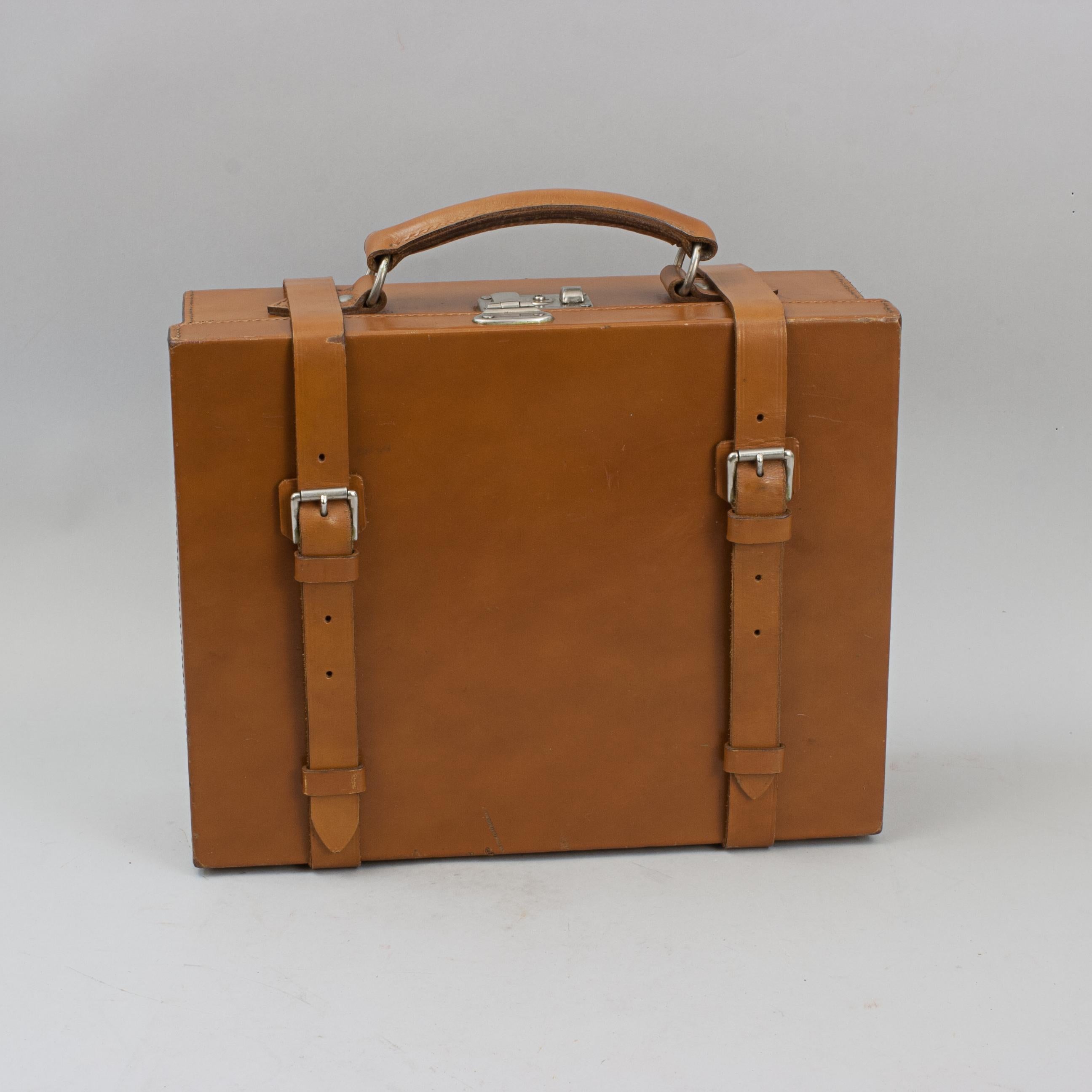Valise à cartouches en cuir Vintage.
Un étui de qualité pour les chargeurs de cartouches de tir. La mallette à chargeur est en bon état, avec une poignée de transport en cuir, deux sangles en cuir et une serrure avec clé. L'intérieur est en tissu