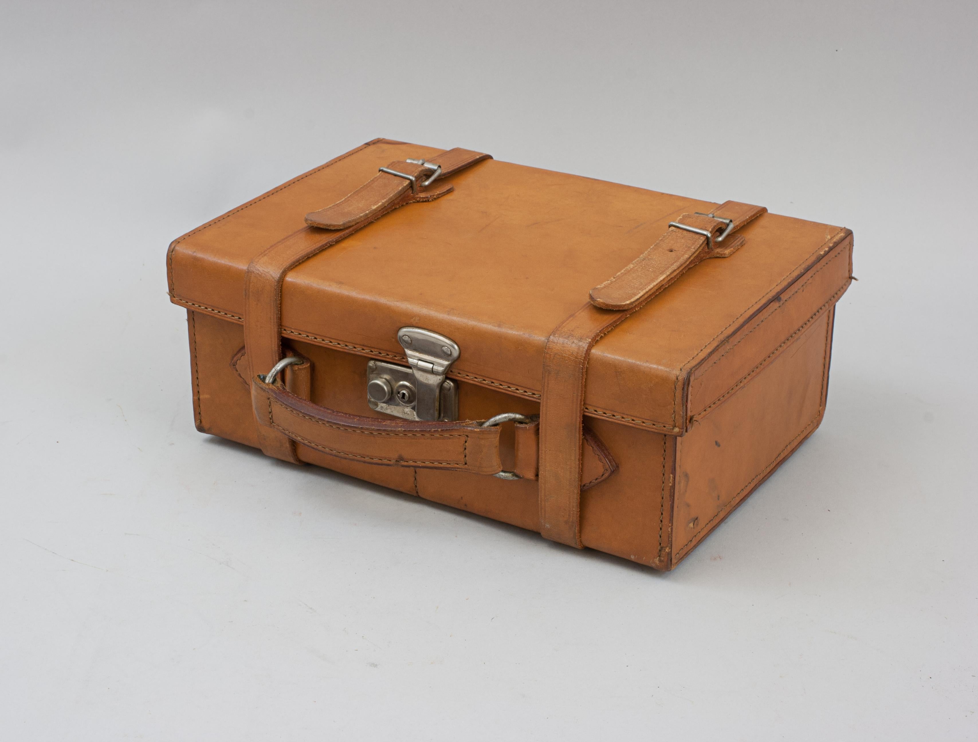Vintage Leather Cartridge Magazine Case.
A fine quality shooting cartridge magazine case. The shotgun magazine case is in good condition, single leather carry handle, twin leather straps and a working lock with key. The interior with red fabric and
