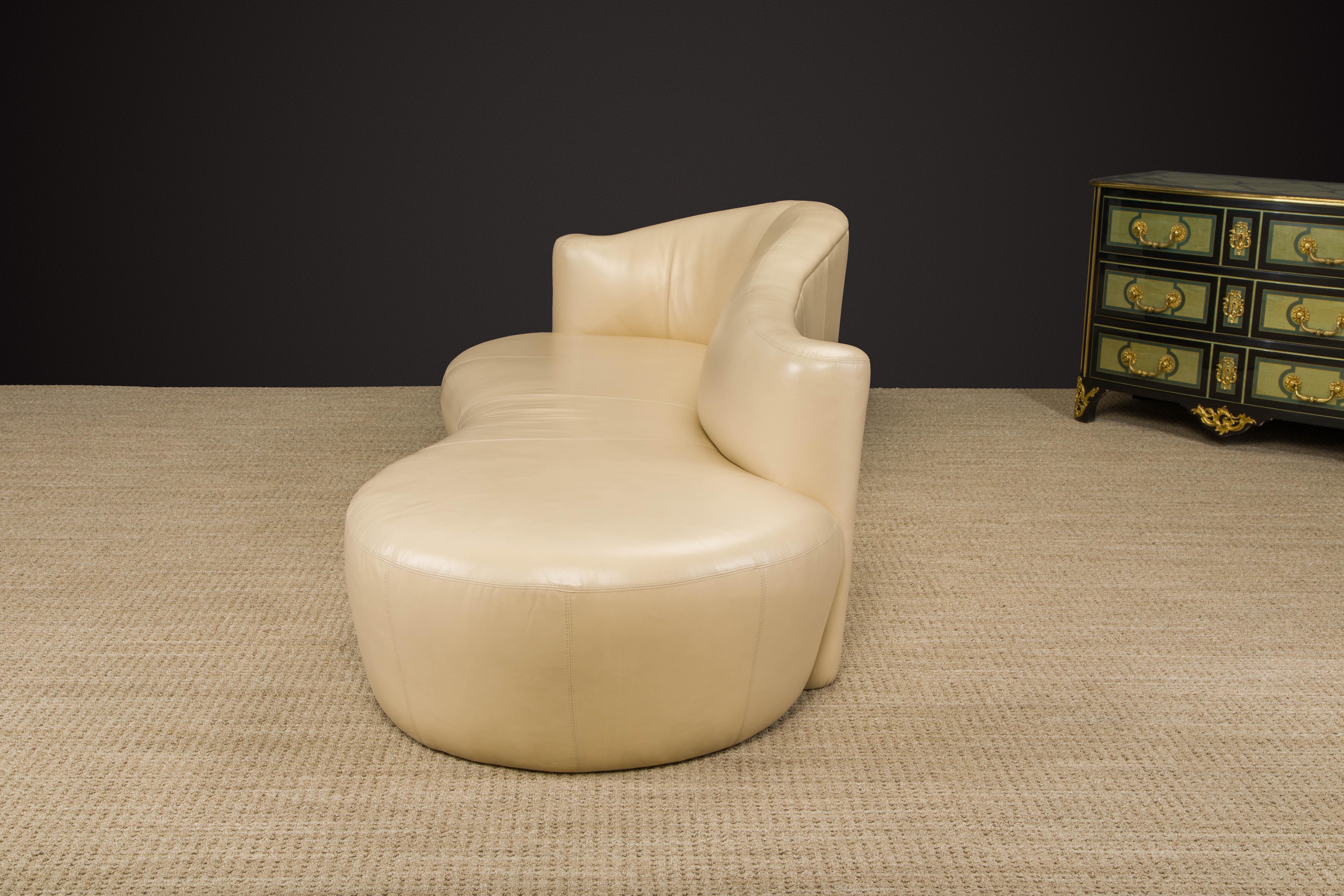Canapé en cuir brun clair de style nuage avec pieds en lucite de Weiman, vers les années 1980, signé en vente 8