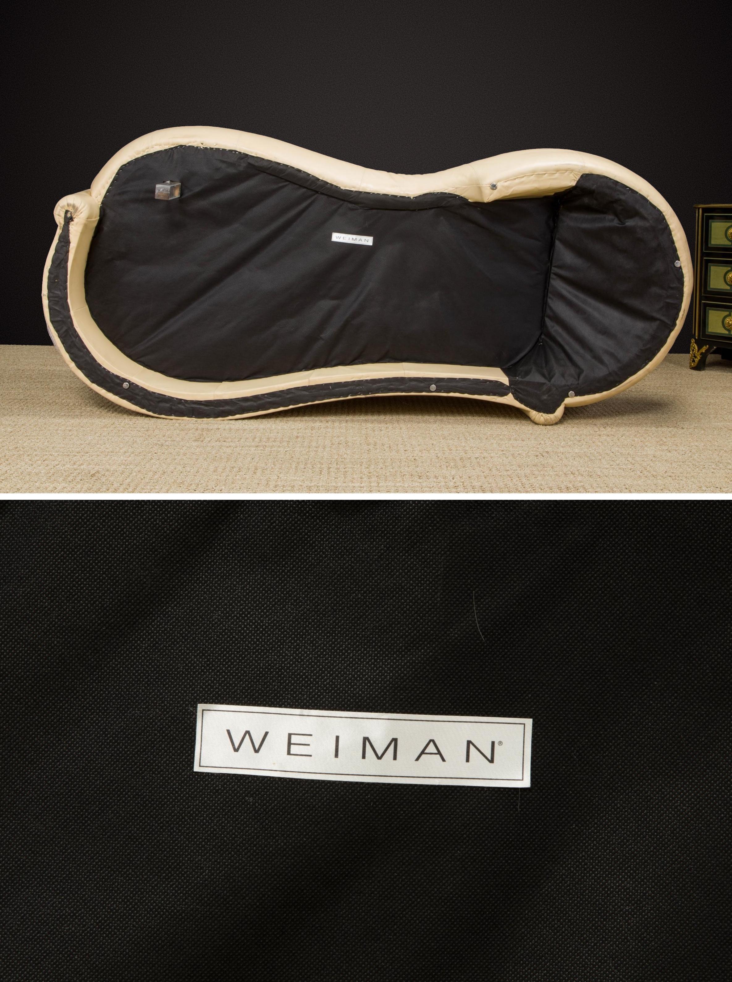 Canapé en cuir brun clair de style nuage avec pieds en lucite de Weiman, vers les années 1980, signé en vente 12