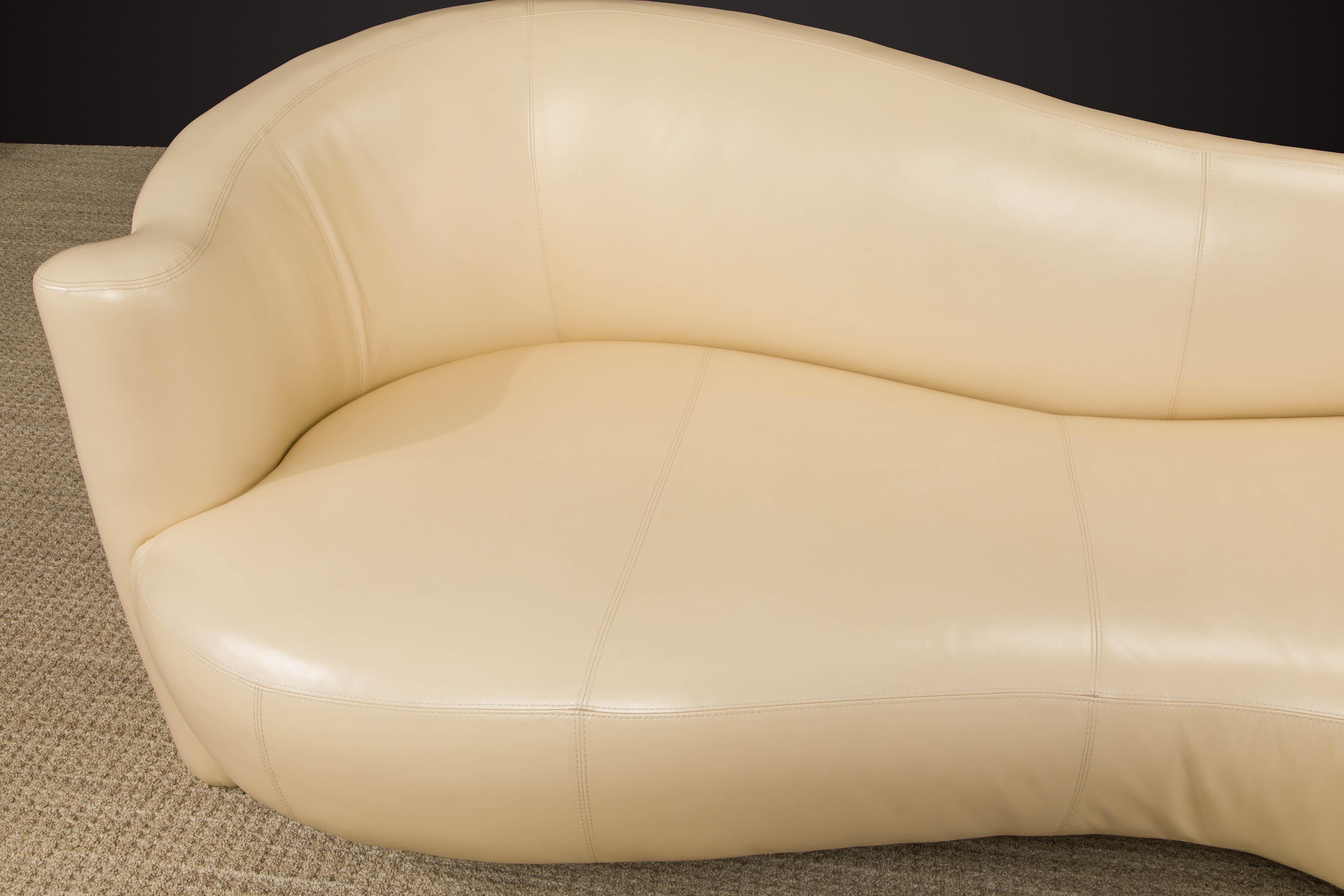 Canapé en cuir brun clair de style nuage avec pieds en lucite de Weiman, vers les années 1980, signé Bon état - En vente à Los Angeles, CA