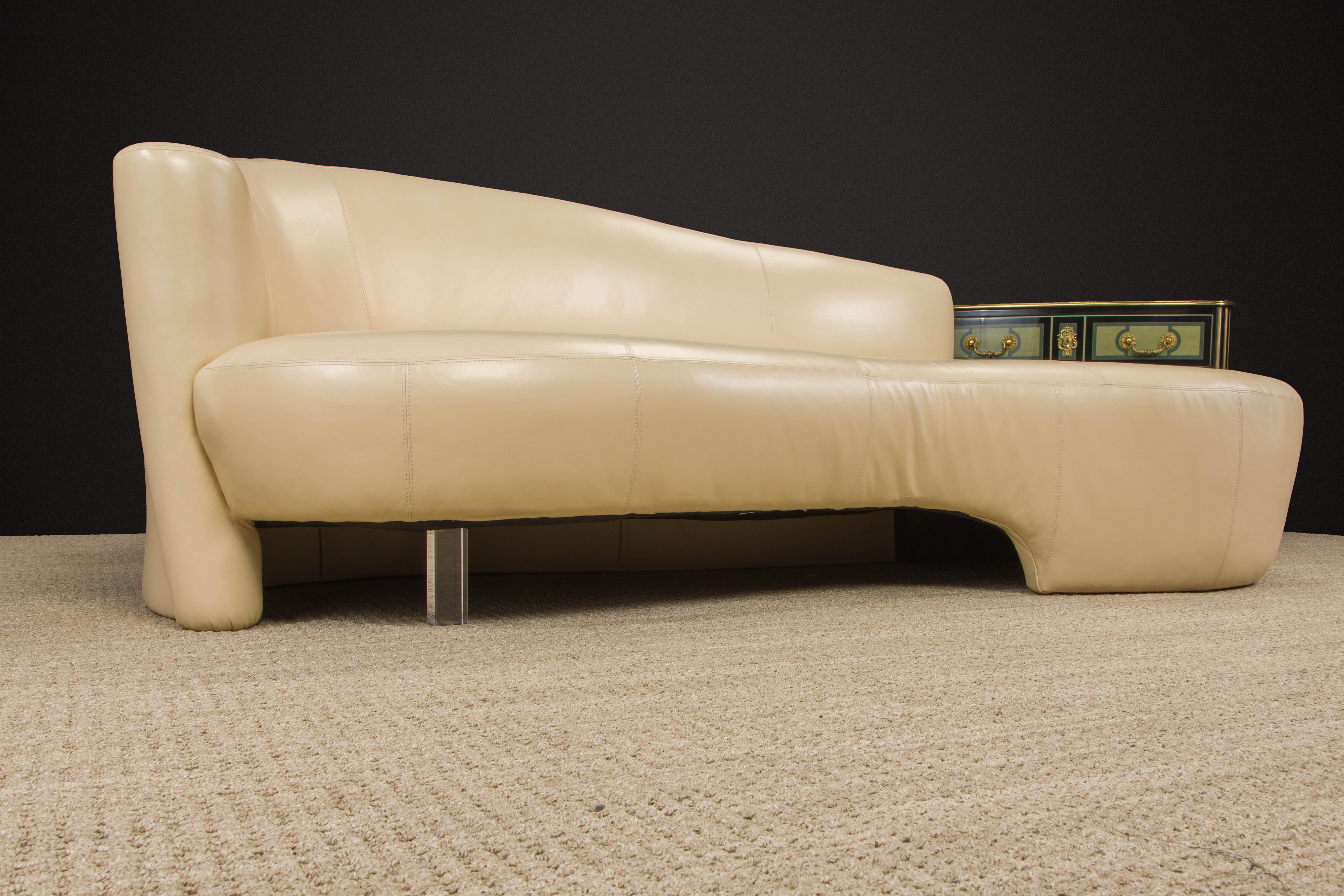 Braunes Leder-Sofa im Wolkenstil mit Lucite-Bein von Weiman, ca. 1980er Jahre, signiert im Angebot 1
